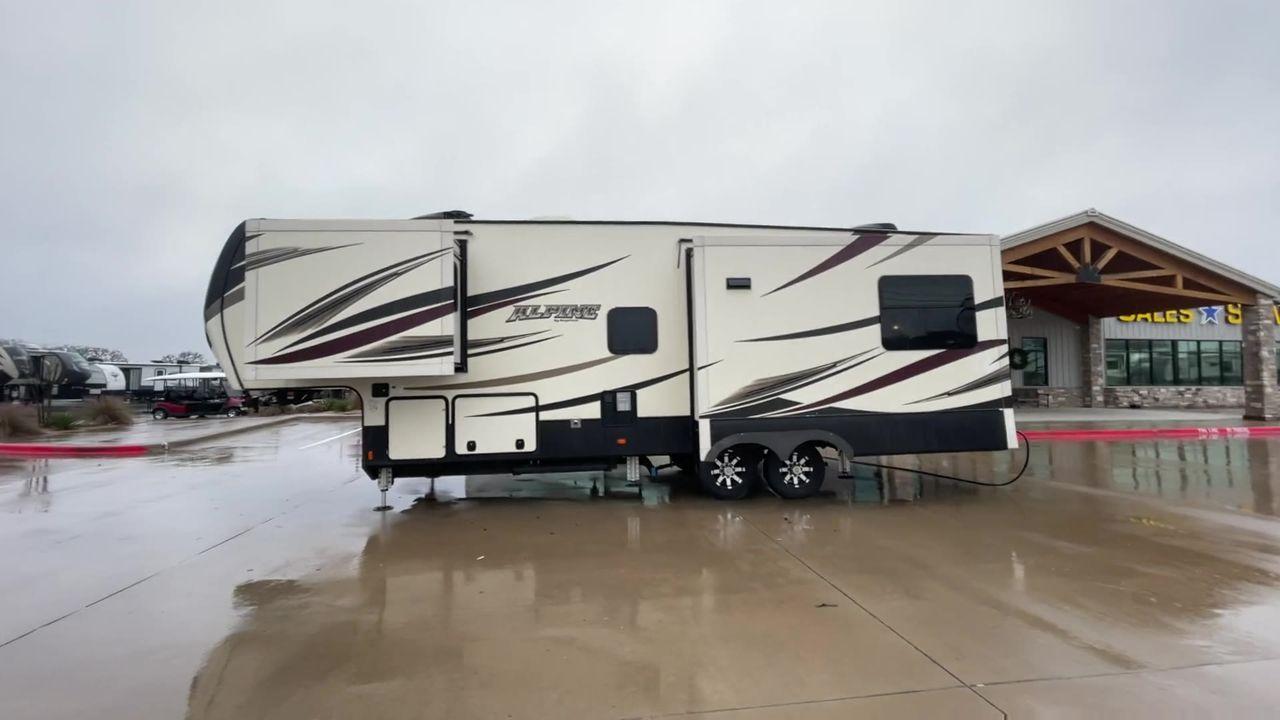 2018 KEYSTONE ALPINE 3011RE (4YDF30127JE) , Length: 34.08 ft. | Dry Weight: 11,945 lbs. | Gross Weight: 15,000 lbs. | Slides: 3 transmission, located at 4319 N Main Street, Cleburne, TX, 76033, (817) 221-0660, 32.435829, -97.384178 - The definition of luxury travel comes with the 2018 Keystone Alpine 3011RE. This is an opulent fifth-wheel trailer designed for discerning adventurers. Spanning 34 feet, this exquisite model boasts three slide-outs, creating a sprawling interior that redefines comfort on the road. The master bedroom - Photo #6