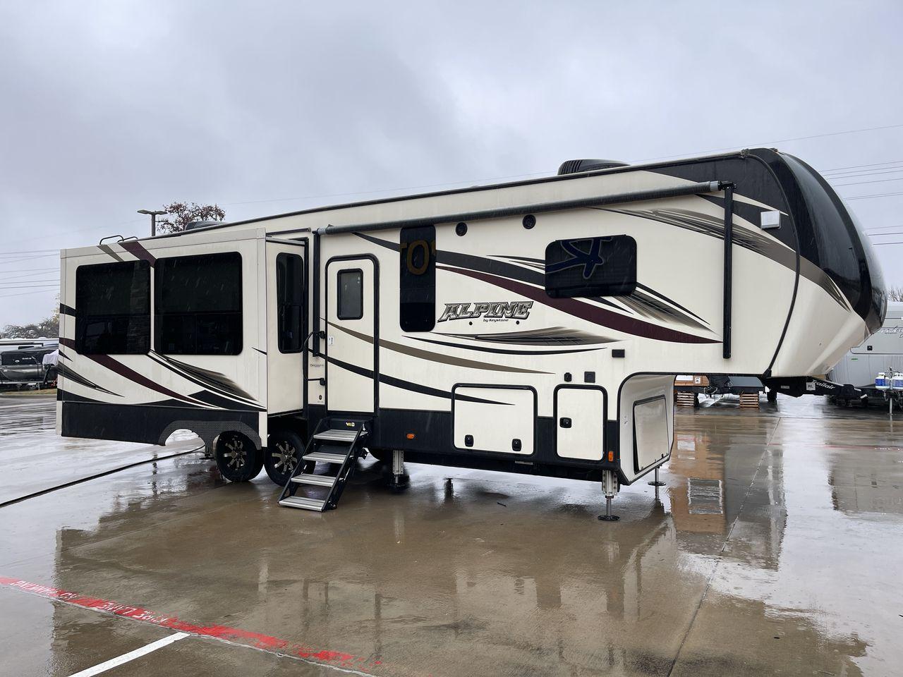 2018 KEYSTONE ALPINE 3011RE (4YDF30127JE) , Length: 34.08 ft. | Dry Weight: 11,945 lbs. | Gross Weight: 15,000 lbs. | Slides: 3 transmission, located at 4319 N Main St, Cleburne, TX, 76033, (817) 678-5133, 32.385960, -97.391212 - The definition of luxury travel comes with the 2018 Keystone Alpine 3011RE. This is an opulent fifth-wheel trailer designed for discerning adventurers. Spanning 34 feet, this exquisite model boasts three slide-outs, creating a sprawling interior that redefines comfort on the road. The master bedroom - Photo #23