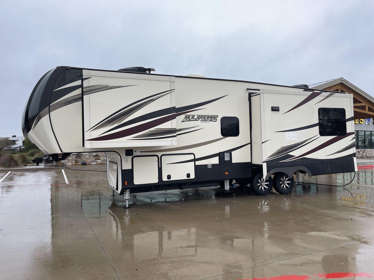 2018 KEYSTONE ALPINE 3011RE (4YDF30127JE) , Length: 34.08 ft. | Dry Weight: 11,945 lbs. | Gross Weight: 15,000 lbs. | Slides: 3 transmission, located at 4319 N Main Street, Cleburne, TX, 76033, (817) 221-0660, 32.435829, -97.384178 - The definition of luxury travel comes with the 2018 Keystone Alpine 3011RE. This is an opulent fifth-wheel trailer designed for discerning adventurers. Spanning 34 feet, this exquisite model boasts three slide-outs, creating a sprawling interior that redefines comfort on the road. The master bedroom - Photo #24