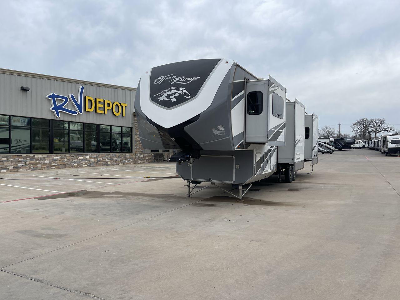 2018 HIGHLAND RIDGE OPEN RANGE 3X387RBS (58TCH0BVXJ3) , Length: 41.5 ft. | Dry Weight: 13,320 lbs. | Gross Weight: 16,470 lbs. | Slides: 5 transmission, located at 4319 N Main Street, Cleburne, TX, 76033, (817) 221-0660, 32.435829, -97.384178 - This impressive model spans 41.5 feet in length and boasts a substantial GVWR of 16,470 lbs, ensuring both durability and stability on the road. Crafted with precision and attention to detail, the Open Range 3X387RBS features a robust aluminum frame and fiberglass sidewalls, promising years of relia - Photo #0