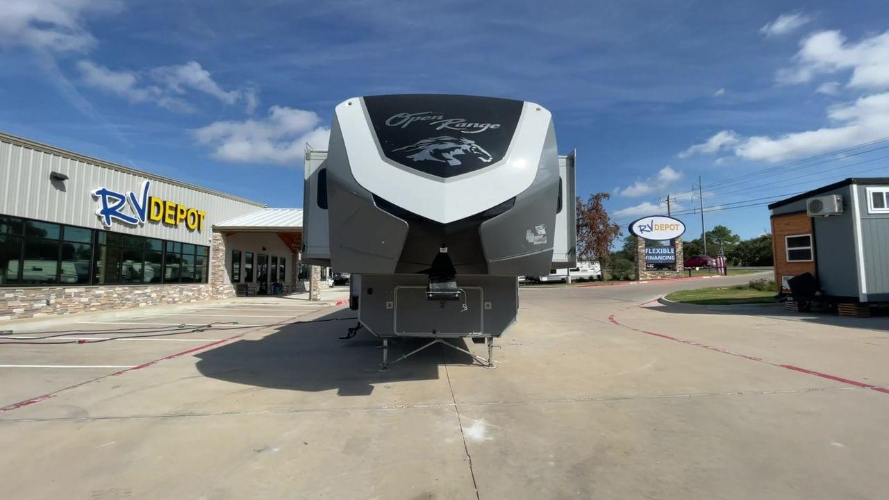 2018 HIGHLAND RIDGE OPEN RANGE 3X387RBS (58TCH0BVXJ3) , Length: 41.5 ft. | Dry Weight: 13,320 lbs. | Gross Weight: 16,470 lbs. | Slides: 5 transmission, located at 4319 N Main St, Cleburne, TX, 76033, (817) 678-5133, 32.385960, -97.391212 - This impressive model spans 41.5 feet in length and boasts a substantial GVWR of 16,470 lbs, ensuring both durability and stability on the road. Crafted with precision and attention to detail, the Open Range 3X387RBS features a robust aluminum frame and fiberglass sidewalls, promising years of relia - Photo #4
