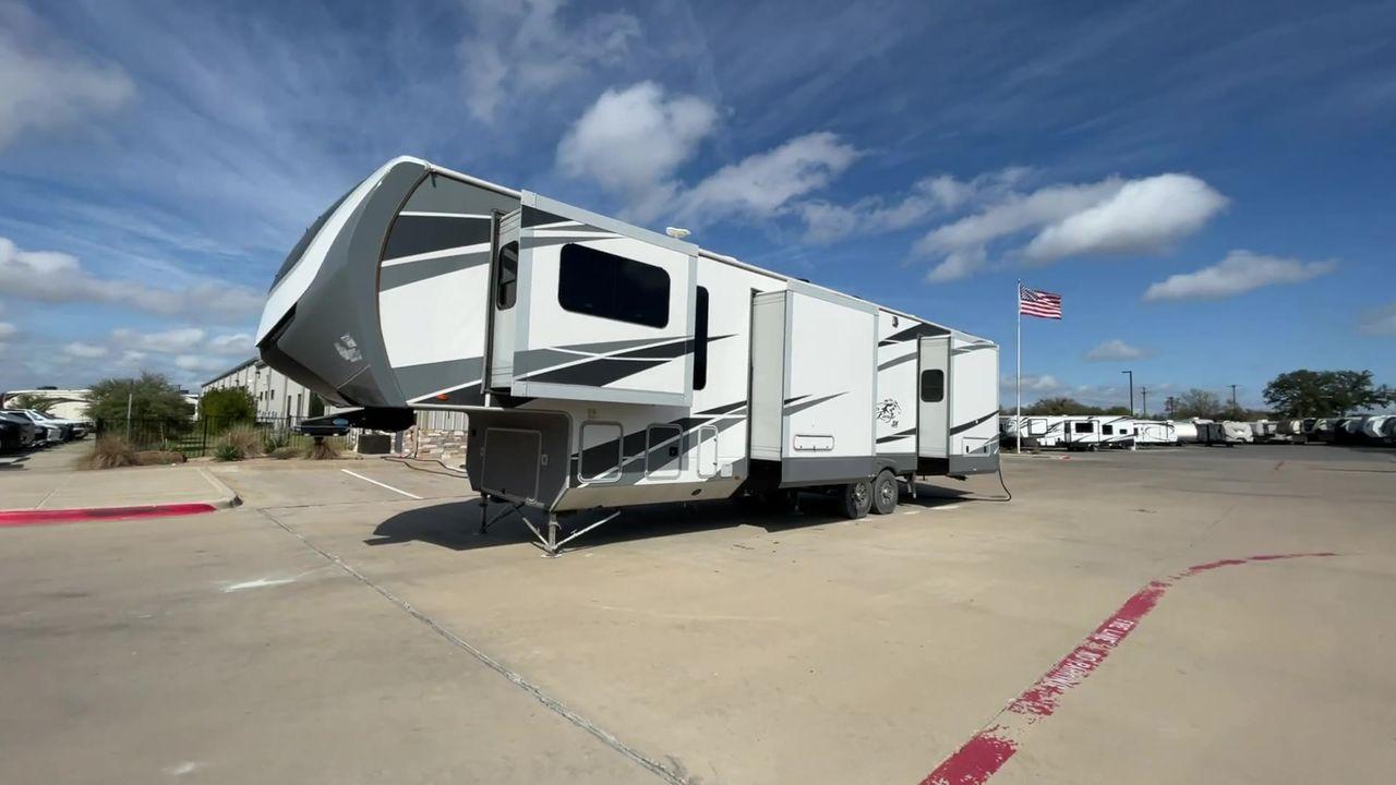 2018 HIGHLAND RIDGE OPEN RANGE 3X387RBS (58TCH0BVXJ3) , Length: 41.5 ft. | Dry Weight: 13,320 lbs. | Gross Weight: 16,470 lbs. | Slides: 5 transmission, located at 4319 N Main Street, Cleburne, TX, 76033, (817) 221-0660, 32.435829, -97.384178 - This impressive model spans 41.5 feet in length and boasts a substantial GVWR of 16,470 lbs, ensuring both durability and stability on the road. Crafted with precision and attention to detail, the Open Range 3X387RBS features a robust aluminum frame and fiberglass sidewalls, promising years of relia - Photo #5