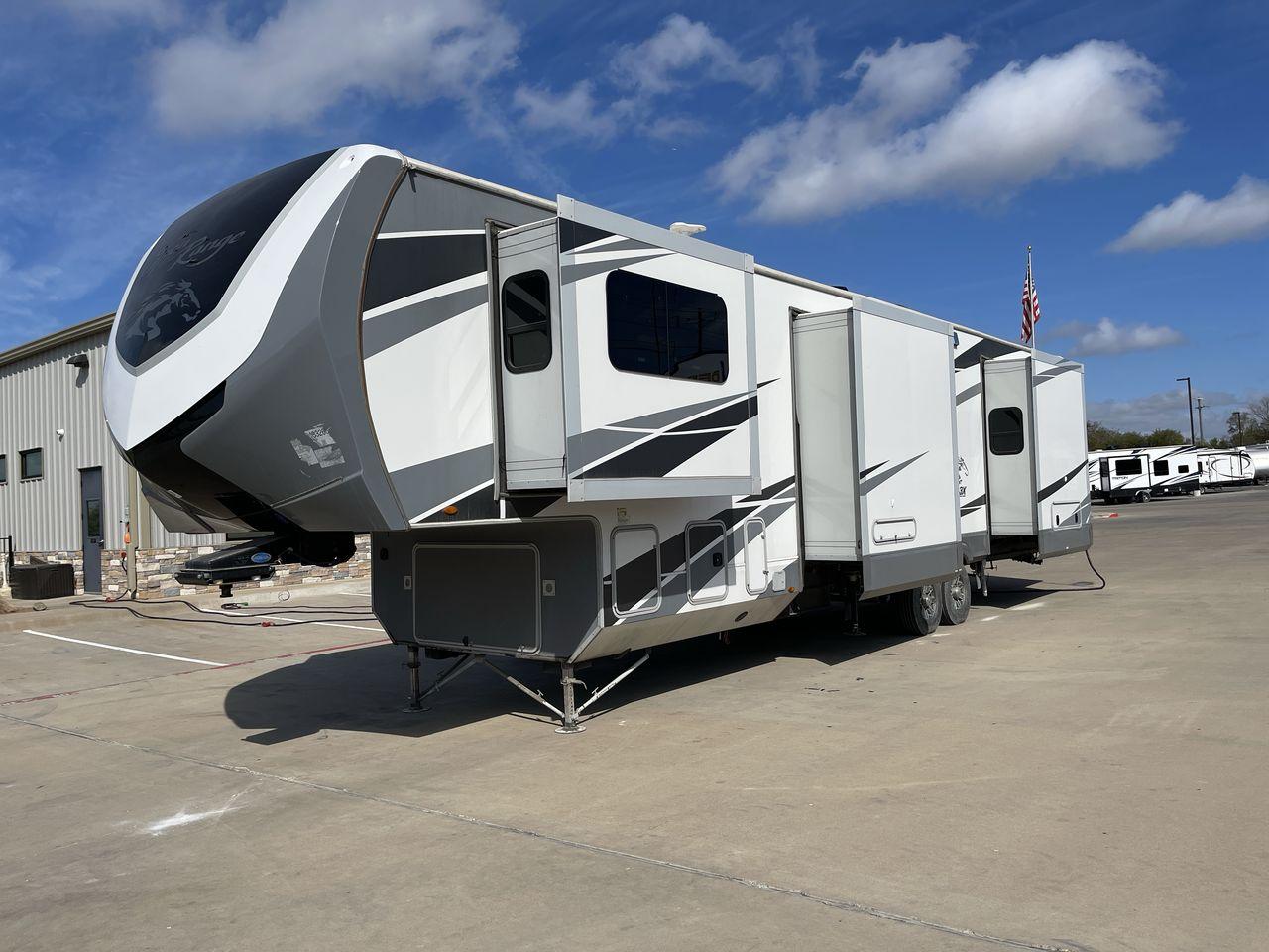 2018 HIGHLAND RIDGE OPEN RANGE 3X387RBS (58TCH0BVXJ3) , Length: 41.5 ft. | Dry Weight: 13,320 lbs. | Gross Weight: 16,470 lbs. | Slides: 5 transmission, located at 4319 N Main St, Cleburne, TX, 76033, (817) 678-5133, 32.385960, -97.391212 - This impressive model spans 41.5 feet in length and boasts a substantial GVWR of 16,470 lbs, ensuring both durability and stability on the road. Crafted with precision and attention to detail, the Open Range 3X387RBS features a robust aluminum frame and fiberglass sidewalls, promising years of relia - Photo #24