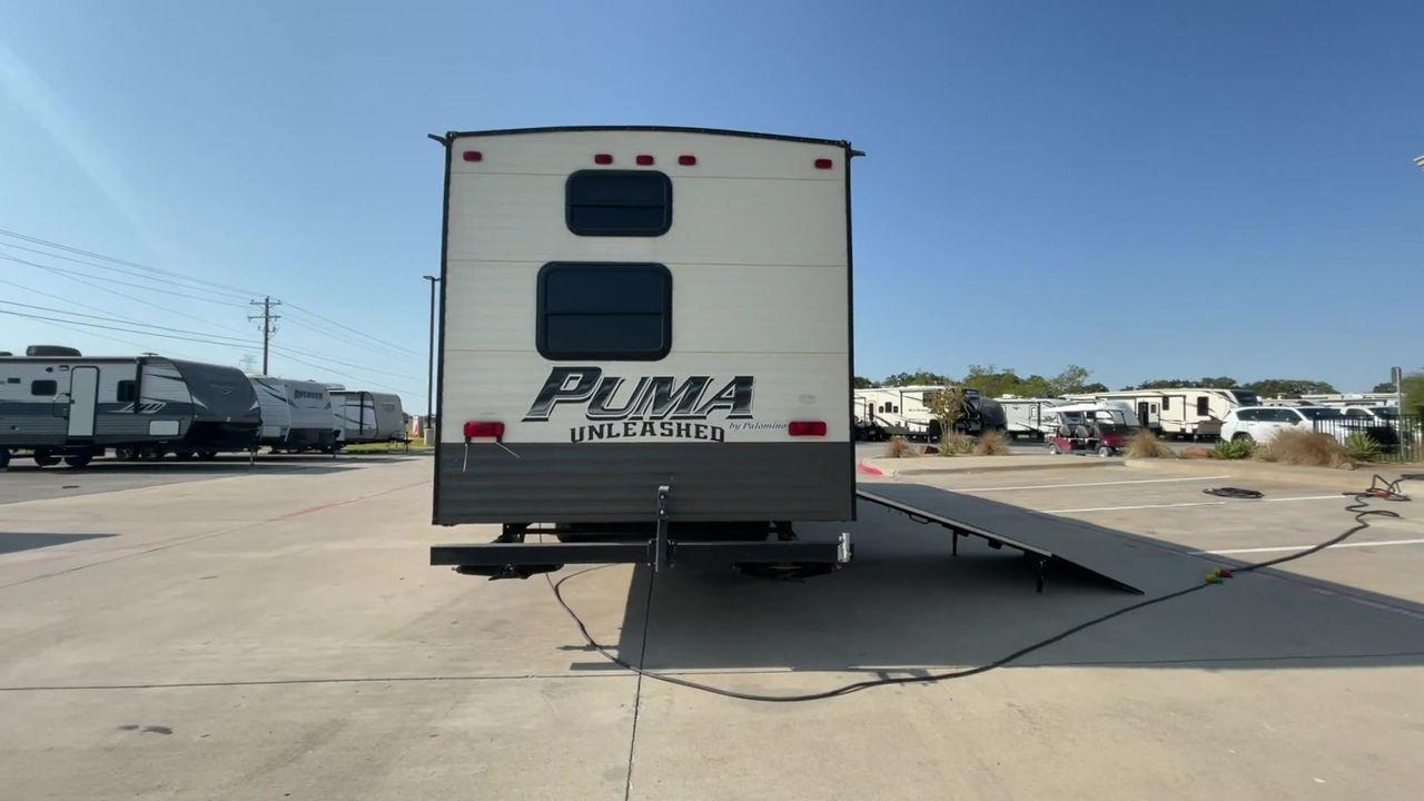 2015 PALOMINO PUMA UNLEASHED 30THS (4X4TPTF22FP) , Length: 35.33 ft. | Dry Weight: 7,345 lbs. | Gross Weight: 10,879 lbs. | Slides: 1 transmission, located at 4319 N Main Street, Cleburne, TX, 76033, (817) 221-0660, 32.435829, -97.384178 - The 2015 Palomino Puma Unleashed 30THS toy hauler will let you unleash your sense of adventure. For people who want the comforts of home away from home combined with the excitement of outdoor activities, this tough and adaptable RV is ideal. This toy hauler has a length of 35.33 ft. It has a dry - Photo #8