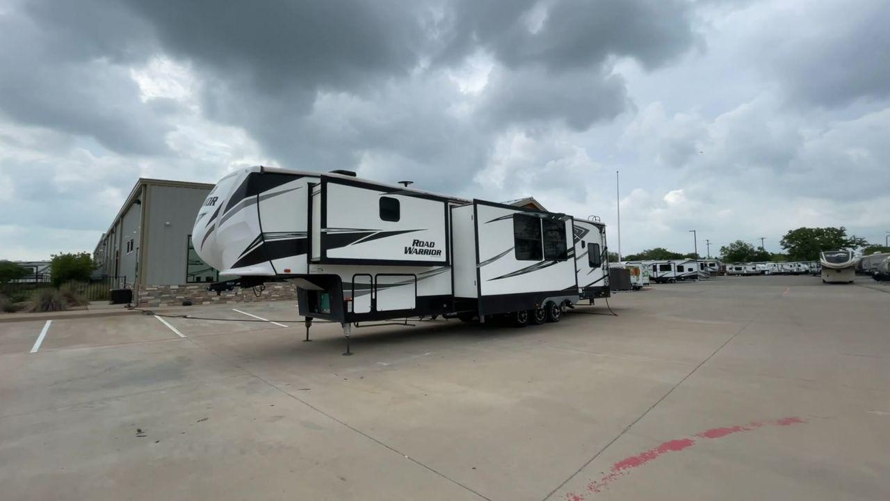 2019 HEARTLAND ROAD WARRIOR 427RW (5SFCG4435KE) , Length: 44.08 ft. | Dry Weight: 16,400 lbs. | Gross Weight: 20,000 lbs. | Slides: 2 transmission, located at 4319 N Main Street, Cleburne, TX, 76033, (817) 221-0660, 32.435829, -97.384178 - The 2019 Heartland Road Warrior 427RW fifth wheel toy hauler is ready for your next journey. The length of this amazing RV is 44.08 feet, its dry weight is 16,400 lbs and its gross weight is 20,000 lbs. This makes it stable and long-lasting on the road. This RV is strong and stylish, with two slides - Photo #5