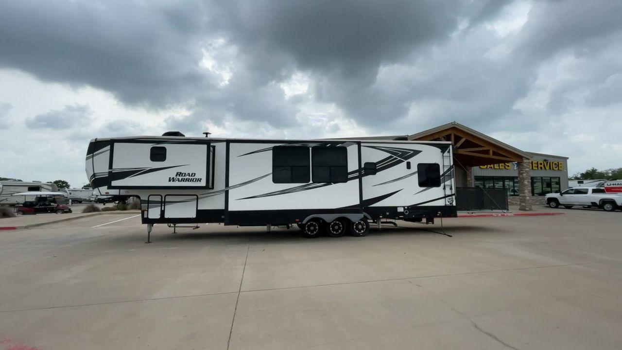 2019 HEARTLAND ROAD WARRIOR 427RW (5SFCG4435KE) , Length: 44.08 ft. | Dry Weight: 16,400 lbs. | Gross Weight: 20,000 lbs. | Slides: 2 transmission, located at 4319 N Main Street, Cleburne, TX, 76033, (817) 221-0660, 32.435829, -97.384178 - The 2019 Heartland Road Warrior 427RW fifth wheel toy hauler is ready for your next journey. The length of this amazing RV is 44.08 feet, its dry weight is 16,400 lbs and its gross weight is 20,000 lbs. This makes it stable and long-lasting on the road. This RV is strong and stylish, with two slides - Photo #6