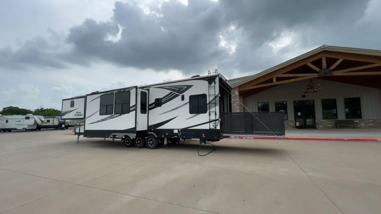 2019 HEARTLAND ROAD WARRIOR 427RW (5SFCG4435KE) , Length: 44.08 ft. | Dry Weight: 16,400 lbs. | Gross Weight: 20,000 lbs. | Slides: 2 transmission, located at 4319 N Main Street, Cleburne, TX, 76033, (817) 221-0660, 32.435829, -97.384178 - The 2019 Heartland Road Warrior 427RW fifth wheel toy hauler is ready for your next journey. The length of this amazing RV is 44.08 feet, its dry weight is 16,400 lbs and its gross weight is 20,000 lbs. This makes it stable and long-lasting on the road. This RV is strong and stylish, with two slides - Photo #7