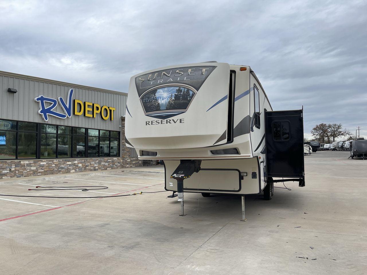 2015 CROSSROADS SUNSET TRAIL RESERVE (4V0FC2624FB) , Length: 30.17 ft | Dry Weight: 6,401 lbs | Gross Weight: 9,542 lbs | Slides: 2 transmission, located at 4319 N Main Street, Cleburne, TX, 76033, (817) 221-0660, 32.435829, -97.384178 - This model has the right mix of space and maneuverability, with a length of 30 feet and a dry weight of 6,401 pounds. With a strong aluminum frame and fiberglass sidewalls, it will last for a long time on the road, making it a great choice for travelers who want both style and dependability. The Sun - Photo #0