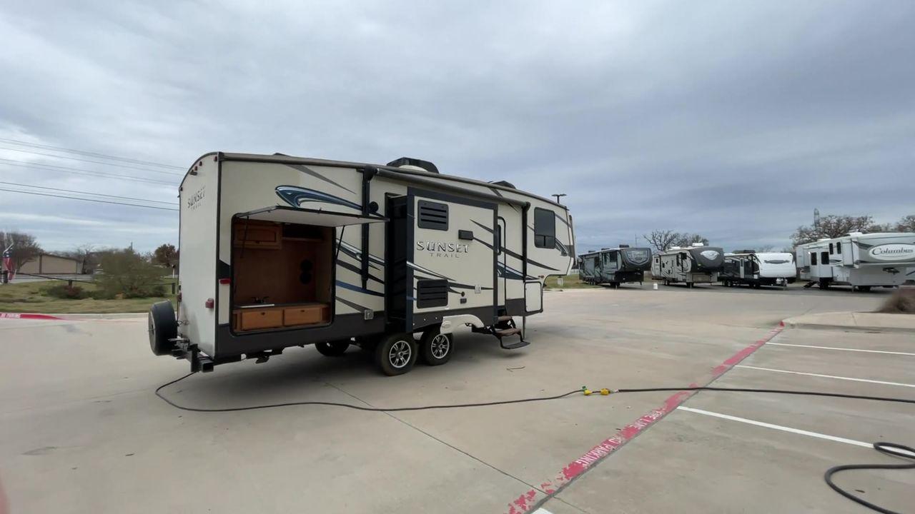 2015 CROSSROADS SUNSET TRAIL RESERVE (4V0FC2624FB) , Length: 30.17 ft | Dry Weight: 6,401 lbs | Gross Weight: 9,542 lbs | Slides: 2 transmission, located at 4319 N Main Street, Cleburne, TX, 76033, (817) 221-0660, 32.435829, -97.384178 - This model has the right mix of space and maneuverability, with a length of 30 feet and a dry weight of 6,401 pounds. With a strong aluminum frame and fiberglass sidewalls, it will last for a long time on the road, making it a great choice for travelers who want both style and dependability. The Sun - Photo #1