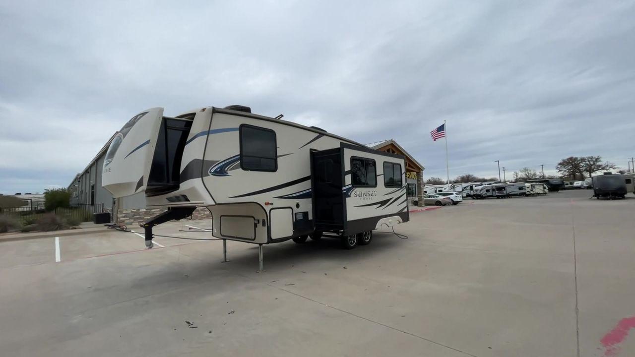 2015 CROSSROADS SUNSET TRAIL RESERVE (4V0FC2624FB) , Length: 30.17 ft | Dry Weight: 6,401 lbs | Gross Weight: 9,542 lbs | Slides: 2 transmission, located at 4319 N Main St, Cleburne, TX, 76033, (817) 678-5133, 32.385960, -97.391212 - This model has the right mix of space and maneuverability, with a length of 30 feet and a dry weight of 6,401 pounds. With a strong aluminum frame and fiberglass sidewalls, it will last for a long time on the road, making it a great choice for travelers who want both style and dependability. The Sun - Photo #5