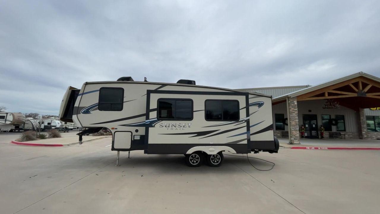 2015 CROSSROADS SUNSET TRAIL RESERVE (4V0FC2624FB) , Length: 30.17 ft | Dry Weight: 6,401 lbs | Gross Weight: 9,542 lbs | Slides: 2 transmission, located at 4319 N Main St, Cleburne, TX, 76033, (817) 678-5133, 32.385960, -97.391212 - This model has the right mix of space and maneuverability, with a length of 30 feet and a dry weight of 6,401 pounds. With a strong aluminum frame and fiberglass sidewalls, it will last for a long time on the road, making it a great choice for travelers who want both style and dependability. The Sun - Photo #6