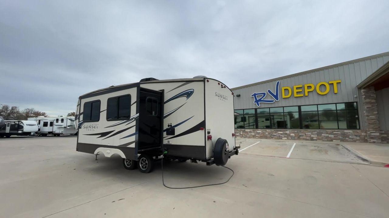 2015 CROSSROADS SUNSET TRAIL RESERVE (4V0FC2624FB) , Length: 30.17 ft | Dry Weight: 6,401 lbs | Gross Weight: 9,542 lbs | Slides: 2 transmission, located at 4319 N Main St, Cleburne, TX, 76033, (817) 678-5133, 32.385960, -97.391212 - This model has the right mix of space and maneuverability, with a length of 30 feet and a dry weight of 6,401 pounds. With a strong aluminum frame and fiberglass sidewalls, it will last for a long time on the road, making it a great choice for travelers who want both style and dependability. The Sun - Photo #7