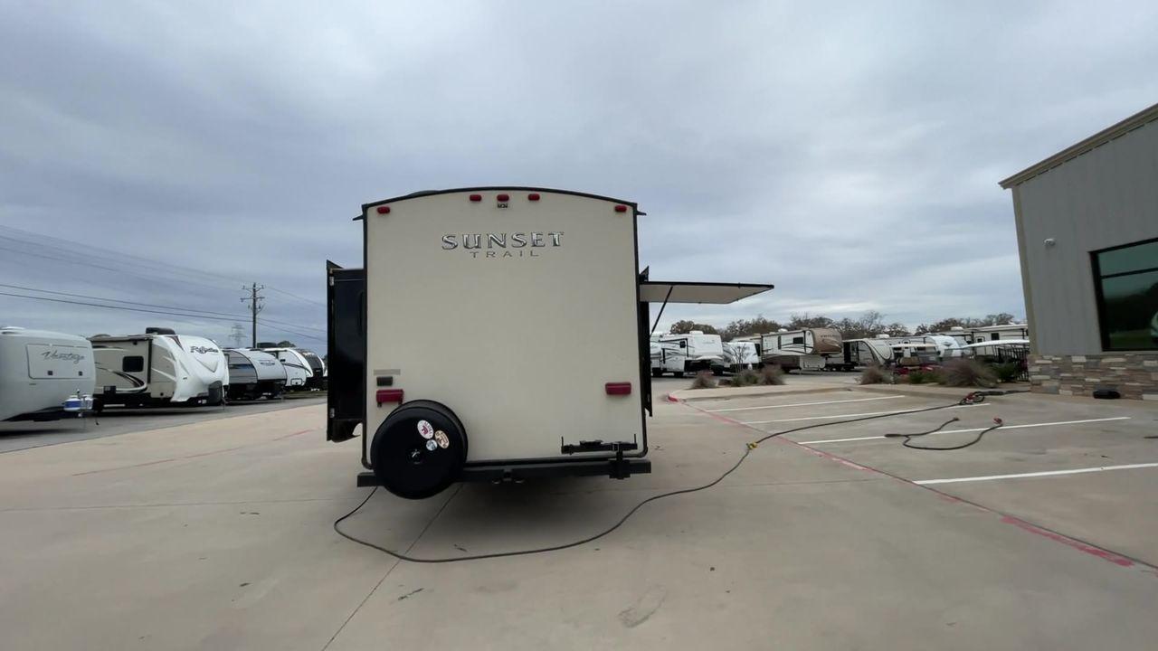 2015 CROSSROADS SUNSET TRAIL RESERVE (4V0FC2624FB) , Length: 30.17 ft | Dry Weight: 6,401 lbs | Gross Weight: 9,542 lbs | Slides: 2 transmission, located at 4319 N Main St, Cleburne, TX, 76033, (817) 678-5133, 32.385960, -97.391212 - This model has the right mix of space and maneuverability, with a length of 30 feet and a dry weight of 6,401 pounds. With a strong aluminum frame and fiberglass sidewalls, it will last for a long time on the road, making it a great choice for travelers who want both style and dependability. The Sun - Photo #8