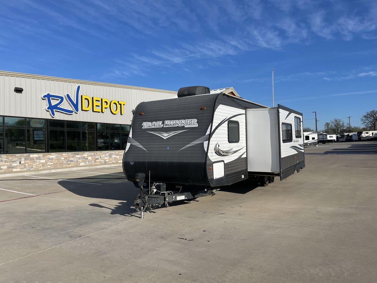 2017 HEARTLAND TRAILRUNNER 27FQBS (5SFEB3029HE) , Length: 30.58 ft. | Dry Weight: 6,081 lbs. | Gross Weight: 7,700 lbs. | Slides: 1 transmission, located at 4319 N Main Street, Cleburne, TX, 76033, (817) 221-0660, 32.435829, -97.384178 - The 2017 Heartland Trail Runner 27FQBS is a versatile and well-designed travel trailer tailored for unforgettable outdoor adventures. Measuring 30 feet in length and boasting a dry weight of 6,081 lbs, this model offers a perfect balance of spaciousness and towing convenience. Built with a durable e - Photo #0