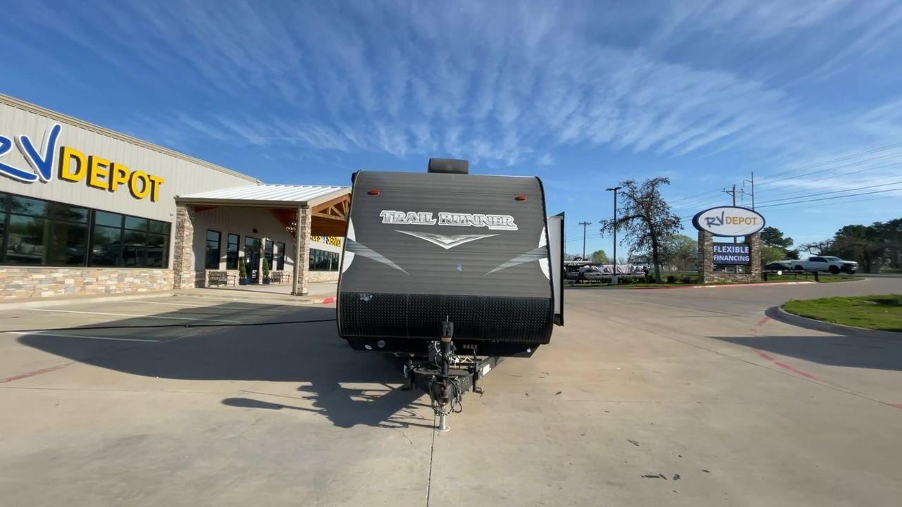 2017 HEARTLAND TRAILRUNNER 27FQBS (5SFEB3029HE) , Length: 30.58 ft. | Dry Weight: 6,081 lbs. | Gross Weight: 7,700 lbs. | Slides: 1 transmission, located at 4319 N Main St, Cleburne, TX, 76033, (817) 678-5133, 32.385960, -97.391212 - The 2017 Heartland Trail Runner 27FQBS is a versatile and well-designed travel trailer tailored for unforgettable outdoor adventures. Measuring 30 feet in length and boasting a dry weight of 6,081 lbs, this model offers a perfect balance of spaciousness and towing convenience. Built with a durable e - Photo #4