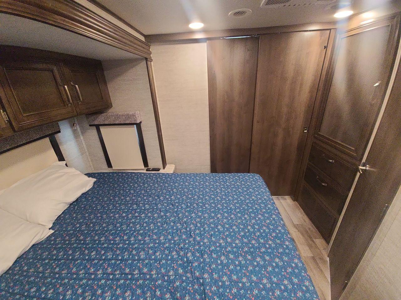 2021 WHITE JAYCO GREYHAWK 27U (1FDXE4FN7MD) , Length: 29.92 ft. | Gross Weight: 14,500 lbs. | Slides: 2 transmission, located at 4319 N Main St, Cleburne, TX, 76033, (817) 678-5133, 32.385960, -97.391212 - Photo #18