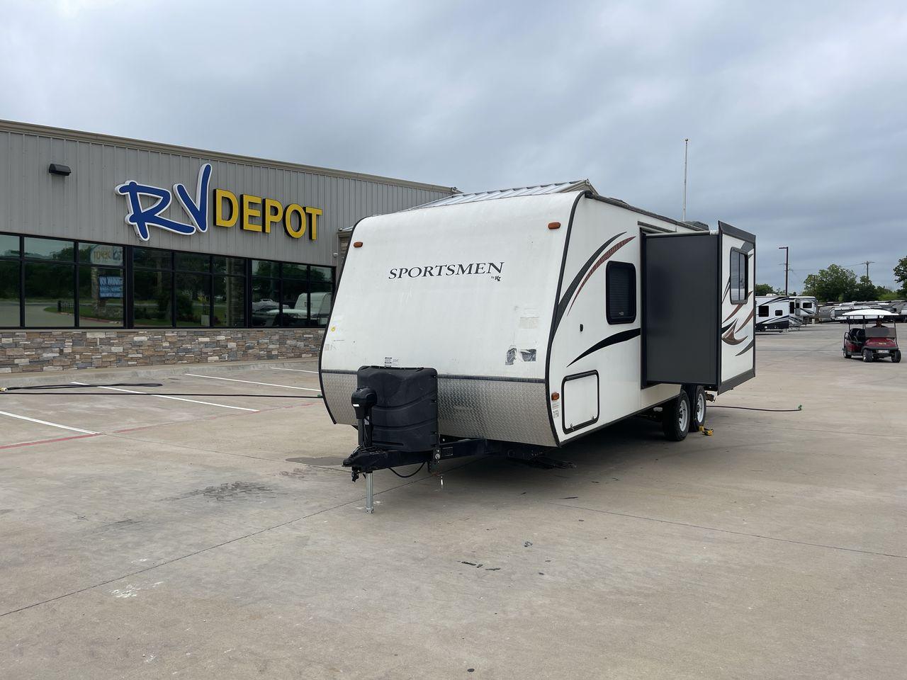 2015 WHITE 2015 KZ (4EZTU2428F5) , Length: 26.75 ft. | Dry Weight: 4,480 lbs. | Gross Weight: 6,000 lbs. | Slides: 1 transmission, located at 4319 N Main Street, Cleburne, TX, 76033, (817) 221-0660, 32.435829, -97.384178 - The 2015 KZ Sportsmen 242 measures 26.75 ft. in length. It has a dry weight of 4,480 lbs. and a GVWR of 6,000 lbs. It has an automatic heating and cooling rate of 20,000 and 13,500 BTUs, respectively. It is a lightweight, easy-to-tow travel trailer. Inside, you will find two twin-sized rear bunk bed - Photo #0