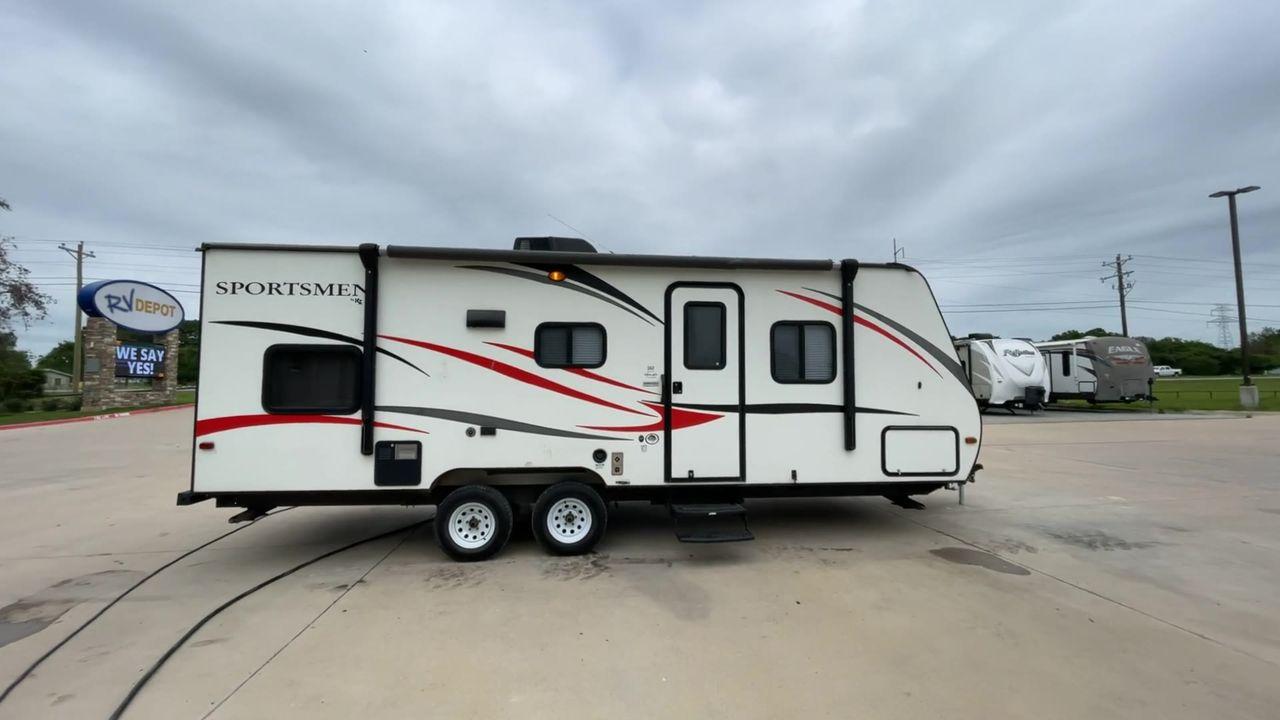 2015 WHITE 2015 KZ (4EZTU2428F5) , Length: 26.75 ft. | Dry Weight: 4,480 lbs. | Gross Weight: 6,000 lbs. | Slides: 1 transmission, located at 4319 N Main Street, Cleburne, TX, 76033, (817) 221-0660, 32.435829, -97.384178 - The 2015 KZ Sportsmen 242 measures 26.75 ft. in length. It has a dry weight of 4,480 lbs. and a GVWR of 6,000 lbs. It has an automatic heating and cooling rate of 20,000 and 13,500 BTUs, respectively. It is a lightweight, easy-to-tow travel trailer. Inside, you will find two twin-sized rear bunk bed - Photo #2