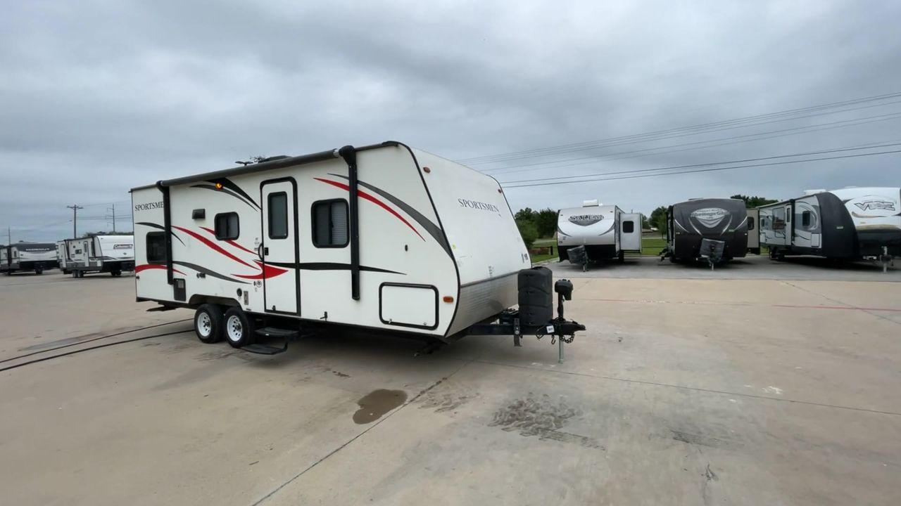 2015 WHITE 2015 KZ (4EZTU2428F5) , Length: 26.75 ft. | Dry Weight: 4,480 lbs. | Gross Weight: 6,000 lbs. | Slides: 1 transmission, located at 4319 N Main Street, Cleburne, TX, 76033, (817) 221-0660, 32.435829, -97.384178 - The 2015 KZ Sportsmen 242 measures 26.75 ft. in length. It has a dry weight of 4,480 lbs. and a GVWR of 6,000 lbs. It has an automatic heating and cooling rate of 20,000 and 13,500 BTUs, respectively. It is a lightweight, easy-to-tow travel trailer. Inside, you will find two twin-sized rear bunk bed - Photo #3