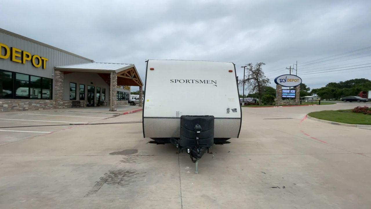 2015 WHITE 2015 KZ (4EZTU2428F5) , Length: 26.75 ft. | Dry Weight: 4,480 lbs. | Gross Weight: 6,000 lbs. | Slides: 1 transmission, located at 4319 N Main Street, Cleburne, TX, 76033, (817) 221-0660, 32.435829, -97.384178 - The 2015 KZ Sportsmen 242 measures 26.75 ft. in length. It has a dry weight of 4,480 lbs. and a GVWR of 6,000 lbs. It has an automatic heating and cooling rate of 20,000 and 13,500 BTUs, respectively. It is a lightweight, easy-to-tow travel trailer. Inside, you will find two twin-sized rear bunk bed - Photo #4