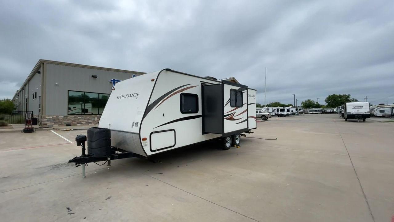 2015 WHITE 2015 KZ (4EZTU2428F5) , Length: 26.75 ft. | Dry Weight: 4,480 lbs. | Gross Weight: 6,000 lbs. | Slides: 1 transmission, located at 4319 N Main Street, Cleburne, TX, 76033, (817) 221-0660, 32.435829, -97.384178 - The 2015 KZ Sportsmen 242 measures 26.75 ft. in length. It has a dry weight of 4,480 lbs. and a GVWR of 6,000 lbs. It has an automatic heating and cooling rate of 20,000 and 13,500 BTUs, respectively. It is a lightweight, easy-to-tow travel trailer. Inside, you will find two twin-sized rear bunk bed - Photo #5