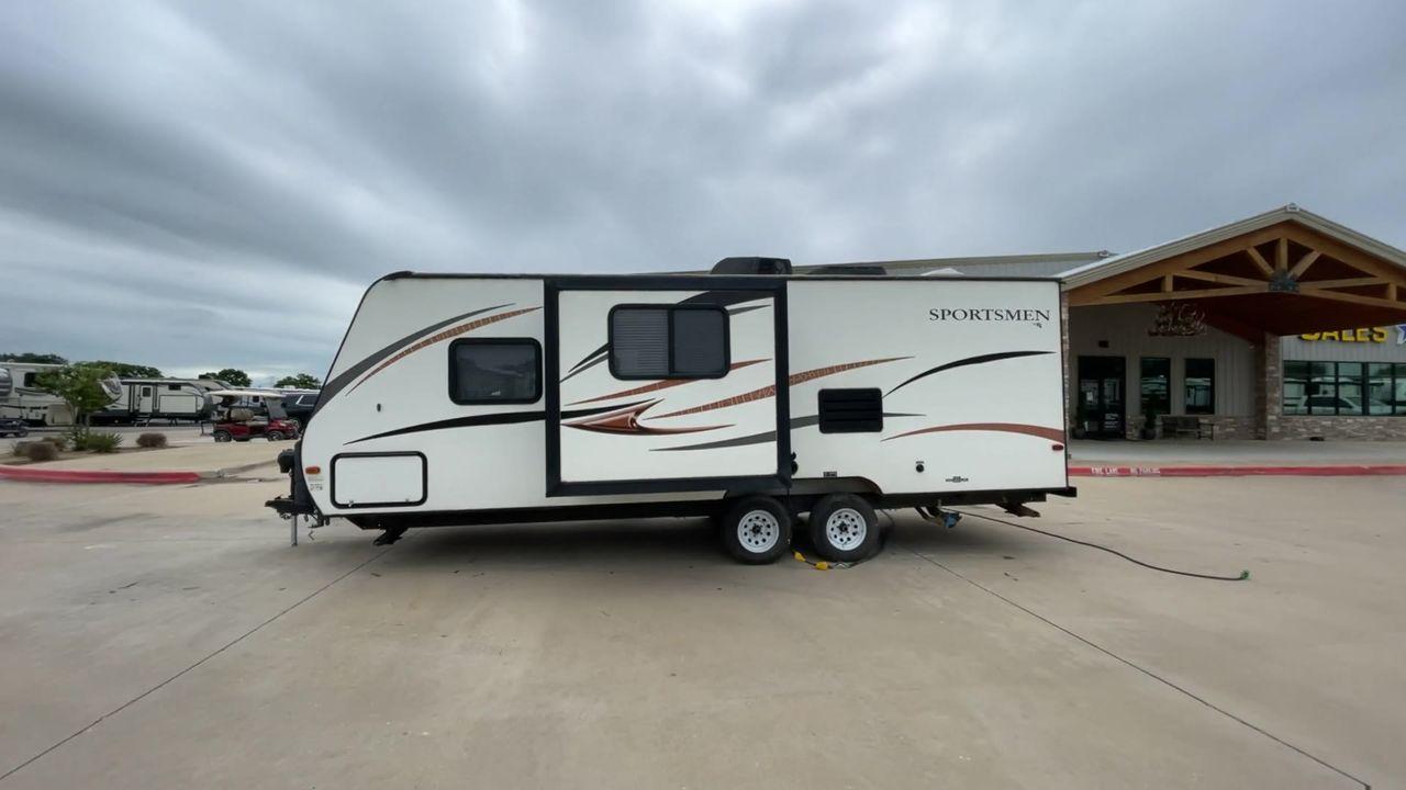 2015 WHITE 2015 KZ (4EZTU2428F5) , Length: 26.75 ft. | Dry Weight: 4,480 lbs. | Gross Weight: 6,000 lbs. | Slides: 1 transmission, located at 4319 N Main Street, Cleburne, TX, 76033, (817) 221-0660, 32.435829, -97.384178 - The 2015 KZ Sportsmen 242 measures 26.75 ft. in length. It has a dry weight of 4,480 lbs. and a GVWR of 6,000 lbs. It has an automatic heating and cooling rate of 20,000 and 13,500 BTUs, respectively. It is a lightweight, easy-to-tow travel trailer. Inside, you will find two twin-sized rear bunk bed - Photo #6