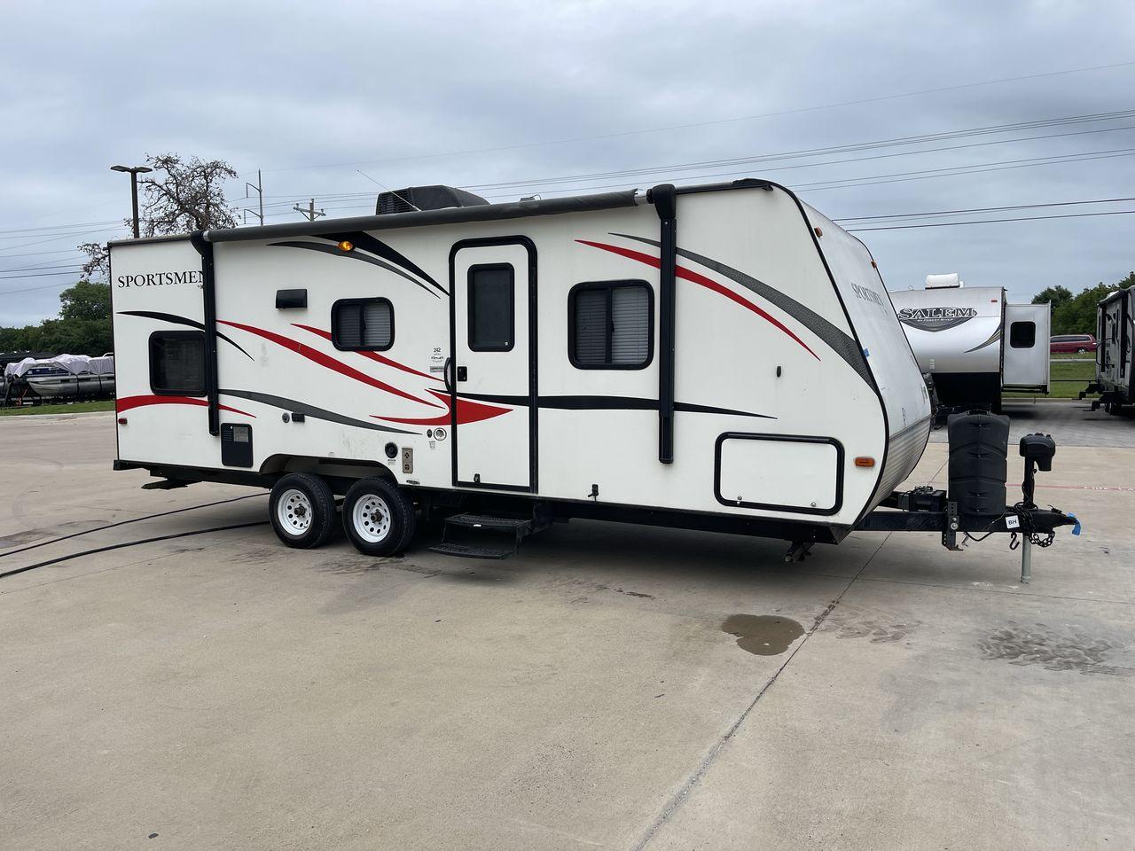 2015 WHITE 2015 KZ (4EZTU2428F5) , Length: 26.75 ft. | Dry Weight: 4,480 lbs. | Gross Weight: 6,000 lbs. | Slides: 1 transmission, located at 4319 N Main Street, Cleburne, TX, 76033, (817) 221-0660, 32.435829, -97.384178 - The 2015 KZ Sportsmen 242 measures 26.75 ft. in length. It has a dry weight of 4,480 lbs. and a GVWR of 6,000 lbs. It has an automatic heating and cooling rate of 20,000 and 13,500 BTUs, respectively. It is a lightweight, easy-to-tow travel trailer. Inside, you will find two twin-sized rear bunk bed - Photo #23