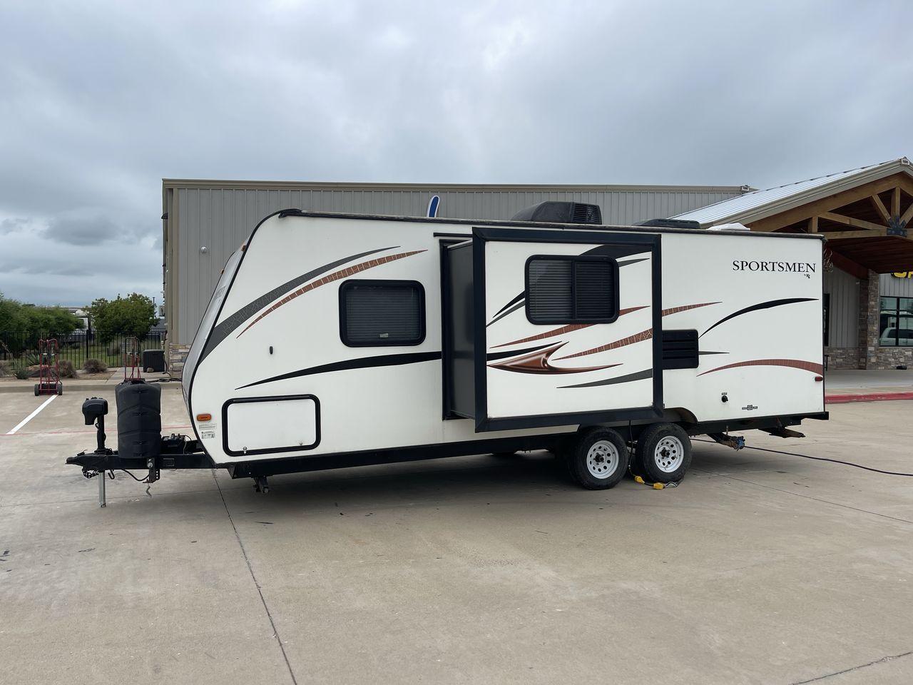 2015 WHITE 2015 KZ (4EZTU2428F5) , Length: 26.75 ft. | Dry Weight: 4,480 lbs. | Gross Weight: 6,000 lbs. | Slides: 1 transmission, located at 4319 N Main Street, Cleburne, TX, 76033, (817) 221-0660, 32.435829, -97.384178 - The 2015 KZ Sportsmen 242 measures 26.75 ft. in length. It has a dry weight of 4,480 lbs. and a GVWR of 6,000 lbs. It has an automatic heating and cooling rate of 20,000 and 13,500 BTUs, respectively. It is a lightweight, easy-to-tow travel trailer. Inside, you will find two twin-sized rear bunk bed - Photo #24