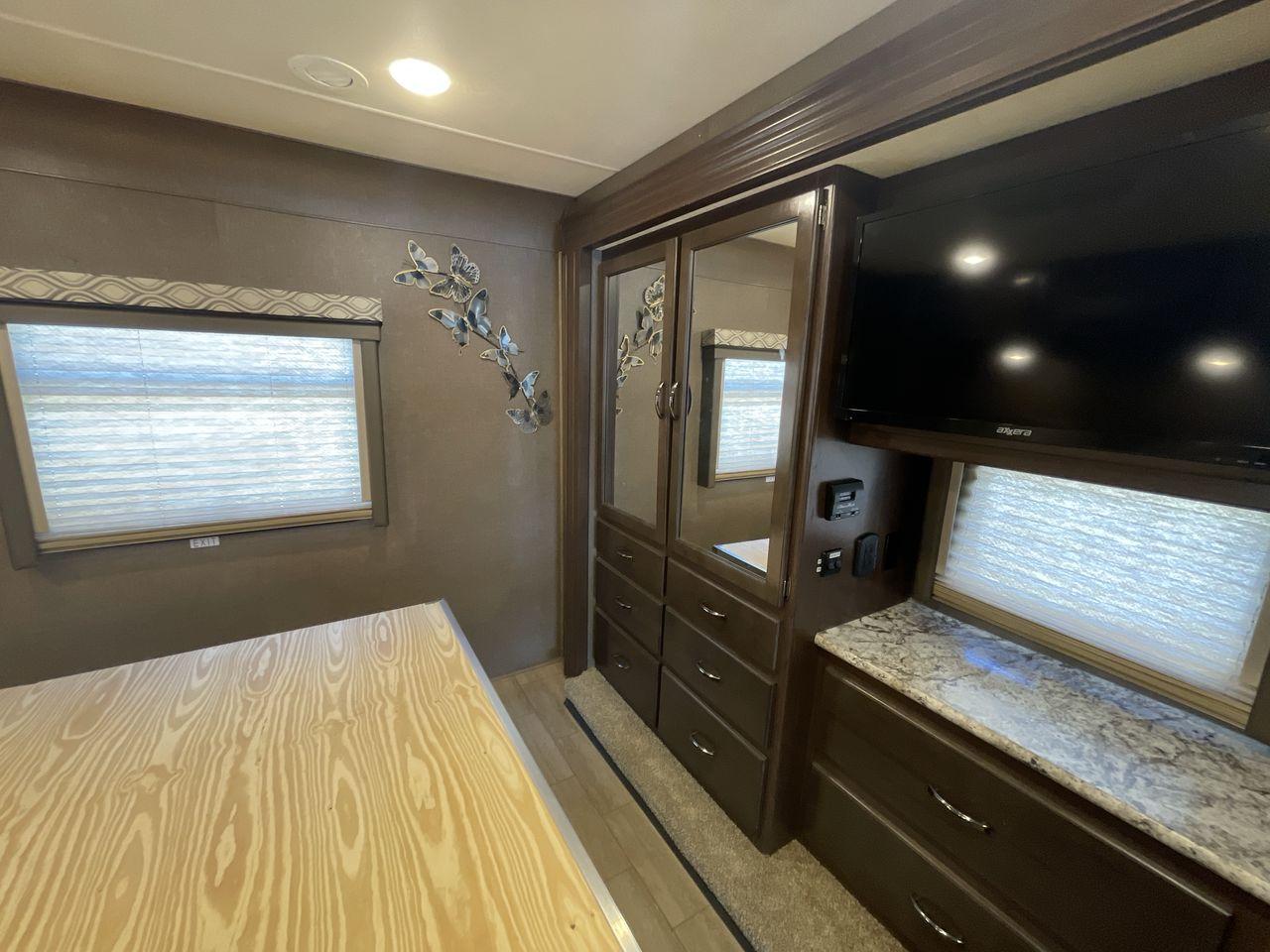 2019 TAN THOR FREEDOM TRAVELER A30 (1F65F5DY5K0) , located at 4319 N Main St, Cleburne, TX, 76033, (817) 678-5133, 32.385960, -97.391212 - Photo #17