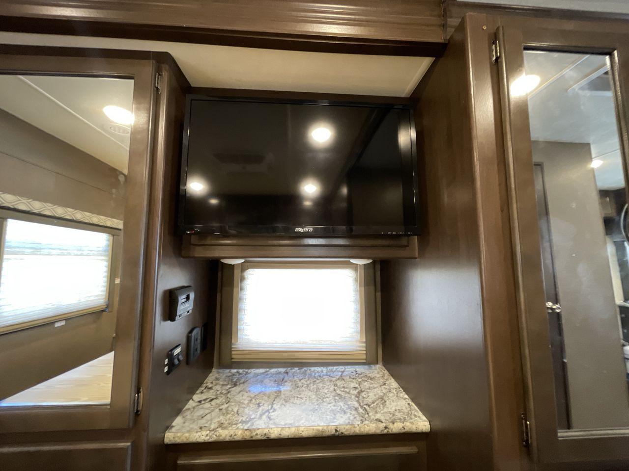 2019 TAN THOR FREEDOM TRAVELER A30 (1F65F5DY5K0) , located at 4319 N Main St, Cleburne, TX, 76033, (817) 678-5133, 32.385960, -97.391212 - Photo #20