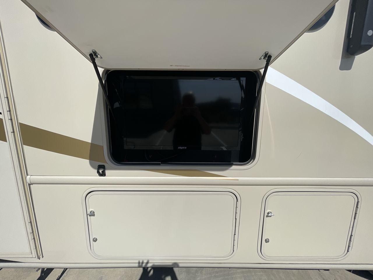 2019 TAN THOR FREEDOM TRAVELER A30 (1F65F5DY5K0) , located at 4319 N Main St, Cleburne, TX, 76033, (817) 678-5133, 32.385960, -97.391212 - Photo #21