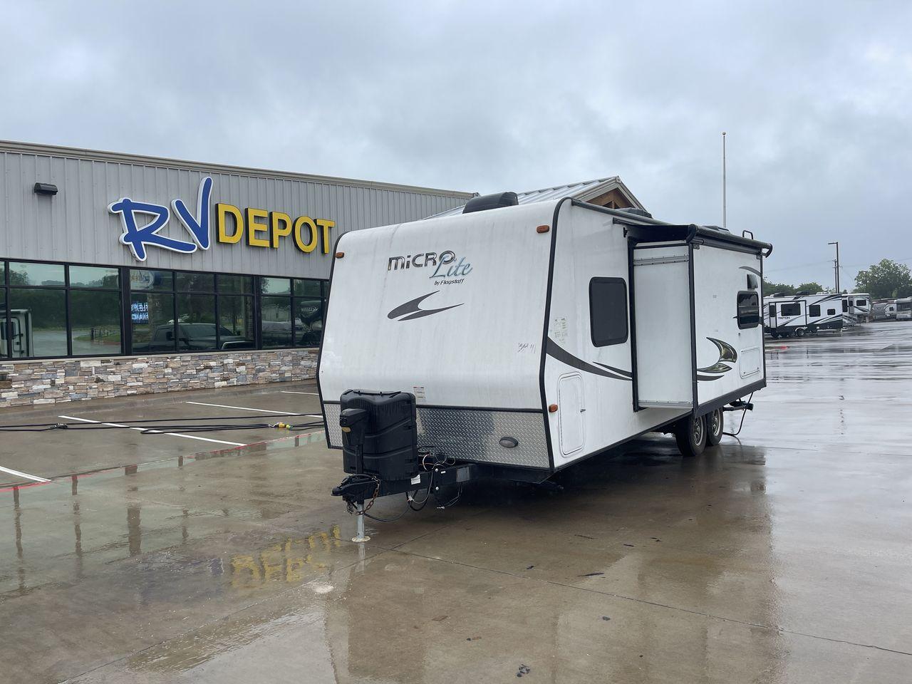 2015 FOREST RIVER FLAGSTAFF 25KS (4X4TFLA23FD) , Length: 25.67 ft. | Dry Weight: 4,310 lbs. | Gross Weight: 6,538 lbs. | Slides: 1 transmission, located at 4319 N Main Street, Cleburne, TX, 76033, (817) 221-0660, 32.435829, -97.384178 - The 2015 Forest River Flagstaff 25KS is a dual-axle steel wheel set-up measuring 25.67 ft. in length. It has a dry weight of 4,310 lbs. and a GVWR of 6,538 lbs. It has 1 power slide. Its exterior comes with a power awning with LED lights underneath to light up your campsite, plus a couple of spea - Photo #0
