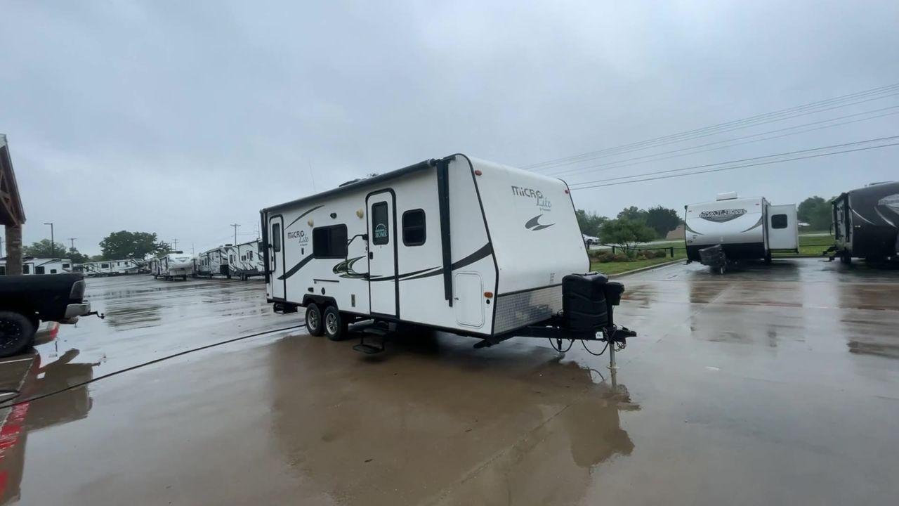 2015 FOREST RIVER FLAGSTAFF 25KS (4X4TFLA23FD) , Length: 25.67 ft. | Dry Weight: 4,310 lbs. | Gross Weight: 6,538 lbs. | Slides: 1 transmission, located at 4319 N Main Street, Cleburne, TX, 76033, (817) 221-0660, 32.435829, -97.384178 - The 2015 Forest River Flagstaff 25KS is a dual-axle steel wheel set-up measuring 25.67 ft. in length. It has a dry weight of 4,310 lbs. and a GVWR of 6,538 lbs. It has 1 power slide. Its exterior comes with a power awning with LED lights underneath to light up your campsite, plus a couple of spea - Photo #3