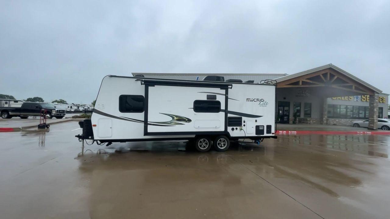 2015 FOREST RIVER FLAGSTAFF 25KS (4X4TFLA23FD) , Length: 25.67 ft. | Dry Weight: 4,310 lbs. | Gross Weight: 6,538 lbs. | Slides: 1 transmission, located at 4319 N Main Street, Cleburne, TX, 76033, (817) 221-0660, 32.435829, -97.384178 - The 2015 Forest River Flagstaff 25KS is a dual-axle steel wheel set-up measuring 25.67 ft. in length. It has a dry weight of 4,310 lbs. and a GVWR of 6,538 lbs. It has 1 power slide. Its exterior comes with a power awning with LED lights underneath to light up your campsite, plus a couple of spea - Photo #6