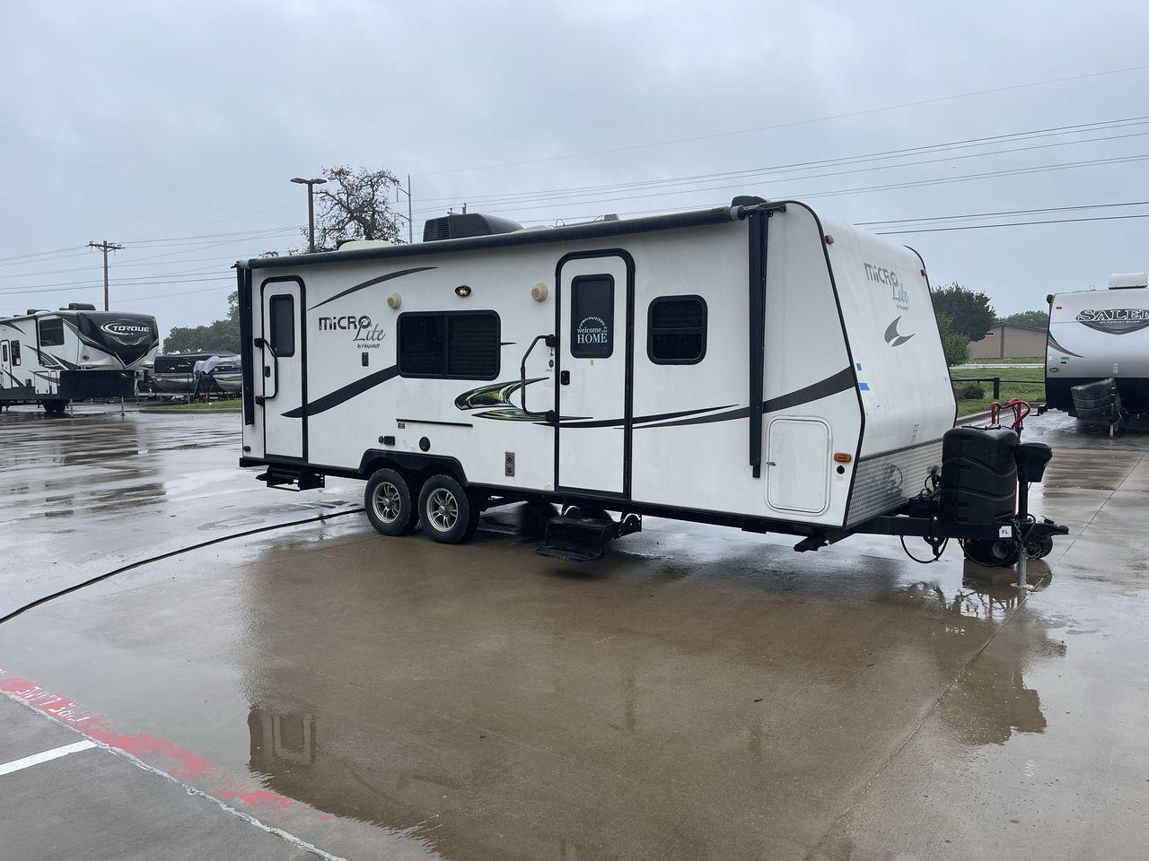 2015 FOREST RIVER FLAGSTAFF 25KS (4X4TFLA23FD) , Length: 25.67 ft. | Dry Weight: 4,310 lbs. | Gross Weight: 6,538 lbs. | Slides: 1 transmission, located at 4319 N Main Street, Cleburne, TX, 76033, (817) 221-0660, 32.435829, -97.384178 - The 2015 Forest River Flagstaff 25KS is a dual-axle steel wheel set-up measuring 25.67 ft. in length. It has a dry weight of 4,310 lbs. and a GVWR of 6,538 lbs. It has 1 power slide. Its exterior comes with a power awning with LED lights underneath to light up your campsite, plus a couple of spea - Photo #23