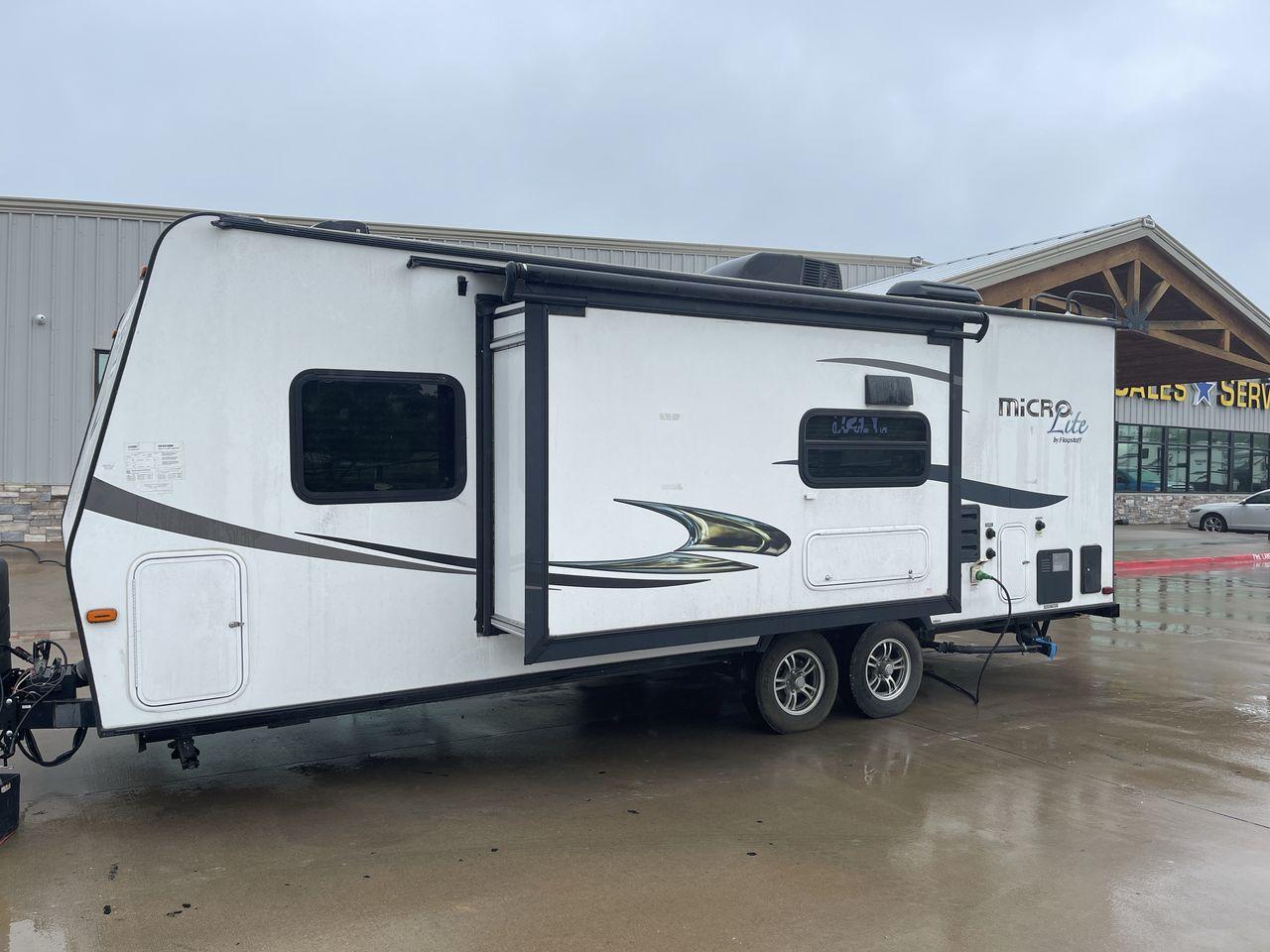 2015 FOREST RIVER FLAGSTAFF 25KS (4X4TFLA23FD) , Length: 25.67 ft. | Dry Weight: 4,310 lbs. | Gross Weight: 6,538 lbs. | Slides: 1 transmission, located at 4319 N Main Street, Cleburne, TX, 76033, (817) 221-0660, 32.435829, -97.384178 - The 2015 Forest River Flagstaff 25KS is a dual-axle steel wheel set-up measuring 25.67 ft. in length. It has a dry weight of 4,310 lbs. and a GVWR of 6,538 lbs. It has 1 power slide. Its exterior comes with a power awning with LED lights underneath to light up your campsite, plus a couple of spea - Photo #24