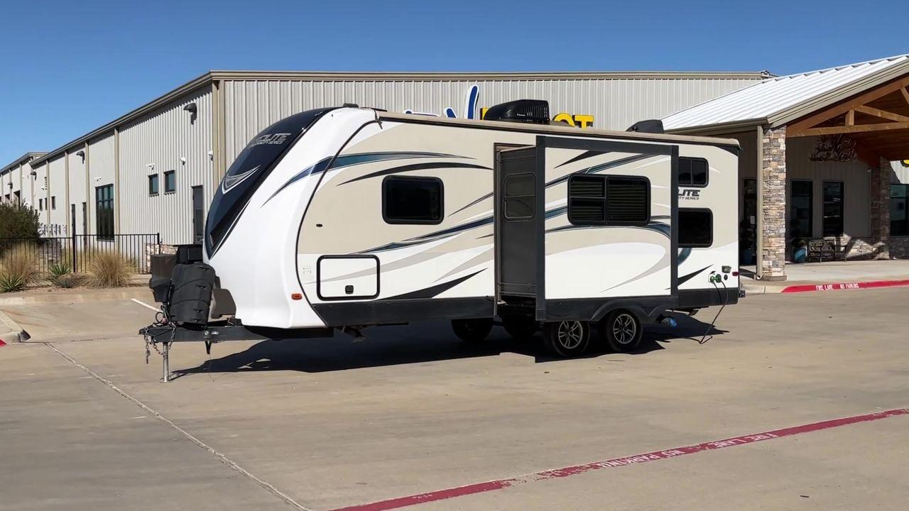 2016 DUTCHMEN AEROLITE 221BHSL (4YDT22121GP) , Length: 26.58 ft. | Dry Weight: 5,271 lbs. | Slides: 1 transmission, located at 4319 N Main St, Cleburne, TX, 76033, (817) 678-5133, 32.385960, -97.391212 - Are you looking for the perfect travel trailer to explore the beautiful local driving highlights around Cleburne, TX? Look no further than this 2016 Dutchmen Aerolite 221BHSL available for sale at RV Depot in Cleburne, TX. With its affordable price of $29,995, this travel trailer is the ideal choice - Photo #5
