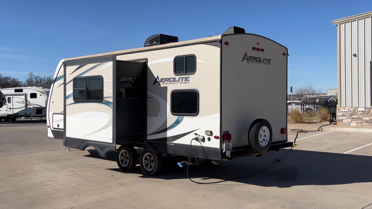 2016 DUTCHMEN AEROLITE 221BHSL (4YDT22121GP) , Length: 26.58 ft. | Dry Weight: 5,271 lbs. | Slides: 1 transmission, located at 4319 N Main St, Cleburne, TX, 76033, (817) 678-5133, 32.385960, -97.391212 - Are you looking for the perfect travel trailer to explore the beautiful local driving highlights around Cleburne, TX? Look no further than this 2016 Dutchmen Aerolite 221BHSL available for sale at RV Depot in Cleburne, TX. With its affordable price of $29,995, this travel trailer is the ideal choice - Photo #7