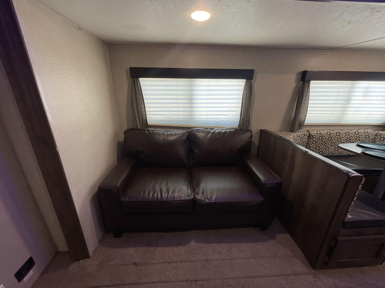 2019 TAN FOREST RIVER SHASTA 28BH (5ZT2SSTB4KE) , Length: 33.67 ft. | Slides: 1 transmission, located at 4319 N Main St, Cleburne, TX, 76033, (817) 678-5133, 32.385960, -97.391212 - Are you looking for the perfect travel trailer to explore the local driving highlights around Cleburne, TX? Look no further than this 2019 FOREST RIVER SHASTA 28BH, available for sale at RV Depot in Cleburne, TX. With its affordable price of $32,995, this travel trailer is perfect for those seeking - Photo #12