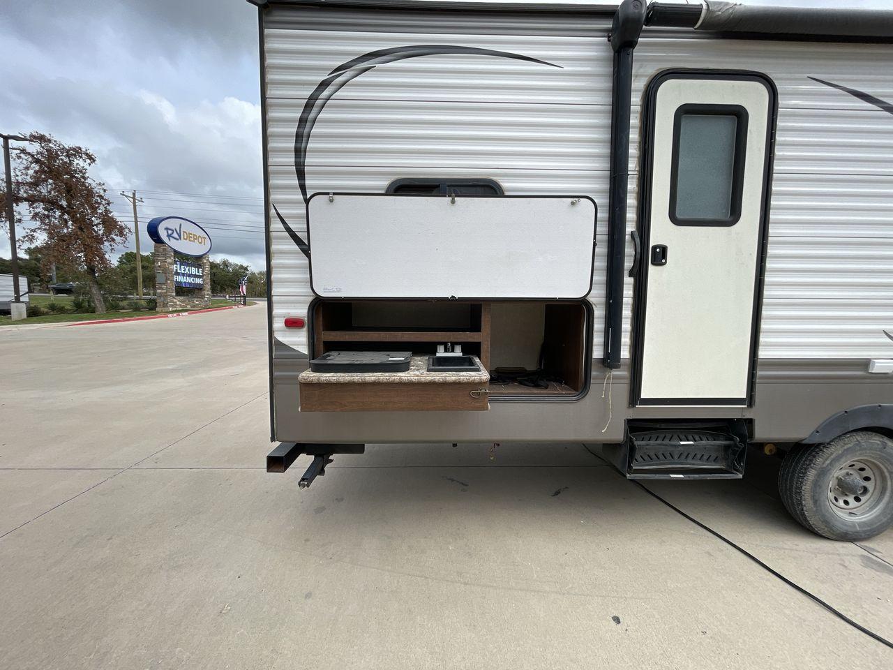 2015 KEYSTONE HIDEOUT 29BHS (4YDT29B23F7) , Length: 34.25 ft. | Dry Weight: 7,225 lbs. | Gross Weight: 9,675 lbs. | Slides: 1 transmission, located at 4319 N Main St, Cleburne, TX, 76033, (817) 678-5133, 32.385960, -97.391212 - Photo #22