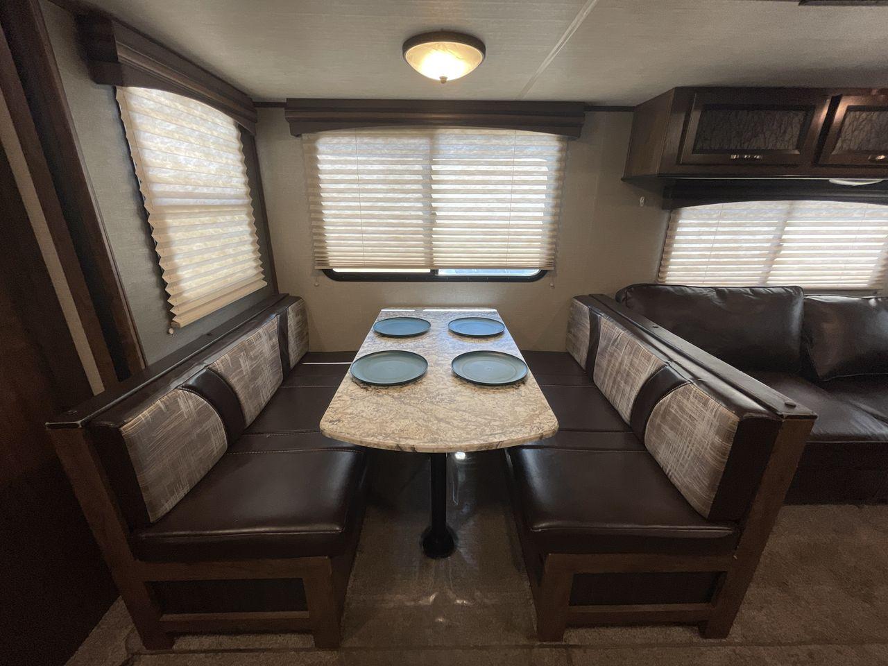 2018 CRUISER RADIANCE 28QD (5RXFB3324J2) , Length: 33.33 ft. | Dry Weight: 6,025 lbs. | Gross Weight: 9,600 lbs. | Slides: 1 transmission, located at 4319 N Main Street, Cleburne, TX, 76033, (817) 221-0660, 32.435829, -97.384178 - The 2018 Cruiser RV Radiance 28QD seamlessly blends style, comfort, and functionality to redefine your camping experience. Measuring 33 feet in length, this RV is designed for spacious and lightweight towing. The aluminum frame construction ensures durability while maintaining a manageable weight fo - Photo #14