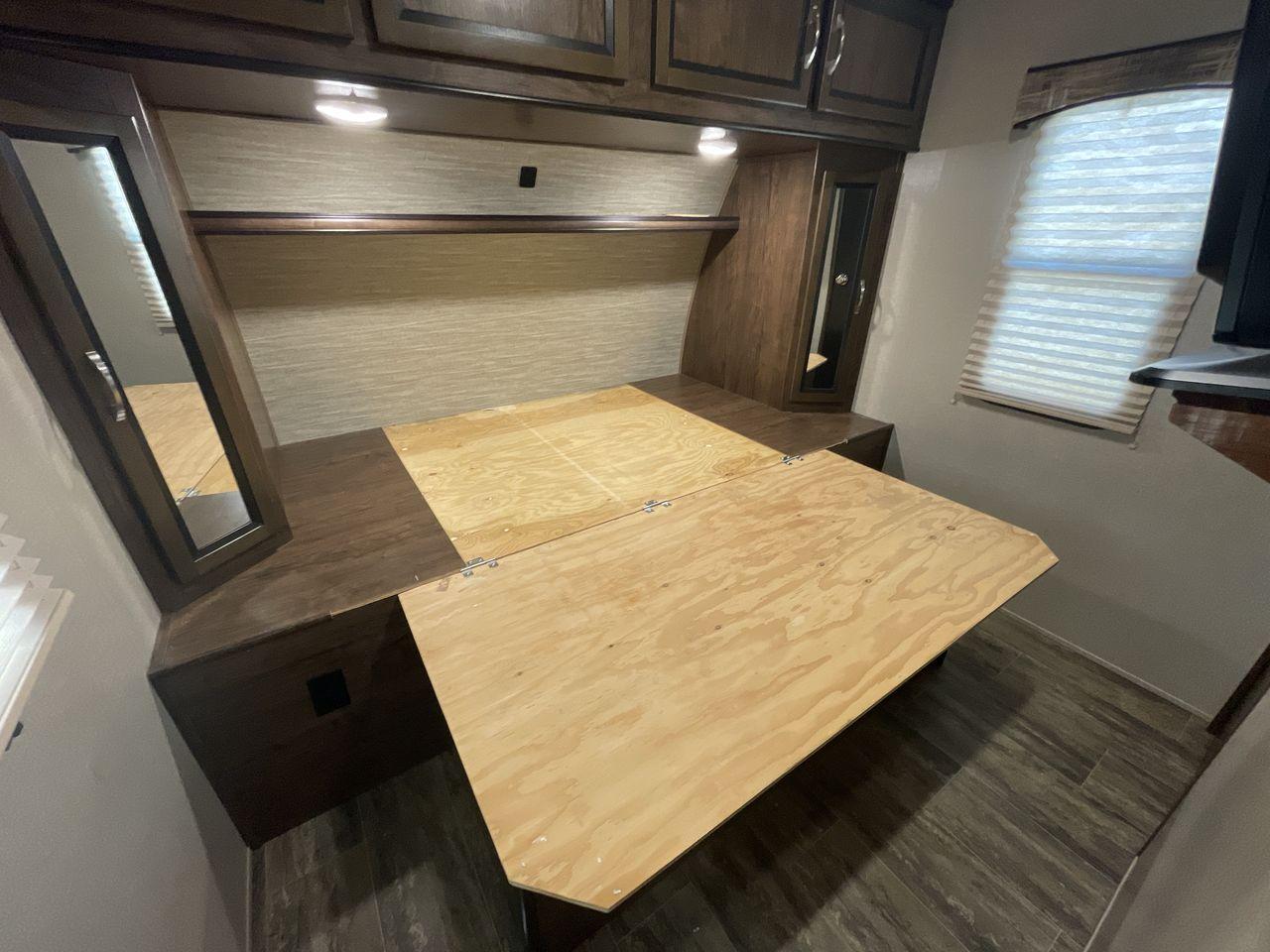 2018 CRUISER RADIANCE 28QD (5RXFB3324J2) , Length: 33.33 ft. | Dry Weight: 6,025 lbs. | Gross Weight: 9,600 lbs. | Slides: 1 transmission, located at 4319 N Main Street, Cleburne, TX, 76033, (817) 221-0660, 32.435829, -97.384178 - The 2018 Cruiser RV Radiance 28QD seamlessly blends style, comfort, and functionality to redefine your camping experience. Measuring 33 feet in length, this RV is designed for spacious and lightweight towing. The aluminum frame construction ensures durability while maintaining a manageable weight fo - Photo #17