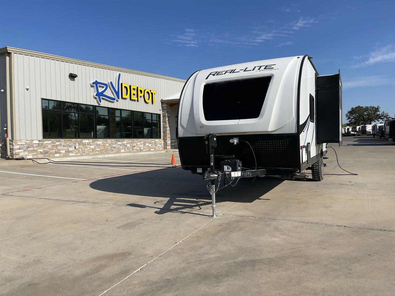 2018 WHITE REAL-LITE 181 (4X4TPAT18JN) , Length: 21.67 ft. | Dry Weight: 3,032 lbs. | Gross Weight: 3,906 lbs. | Slides: 1 transmission, located at 4319 N Main St, Cleburne, TX, 76033, (817) 678-5133, 32.385960, -97.391212 - The 2018 REAL-LITE 181 trailer by Forest River is a compact and versatile travel companion that redefines the essence of camping. With its thoughtfully designed 21-foot frame, this trailer is perfect for those seeking a balance between convenience and functionality. The REAL-LITE 181 boasts a smart - Photo #0