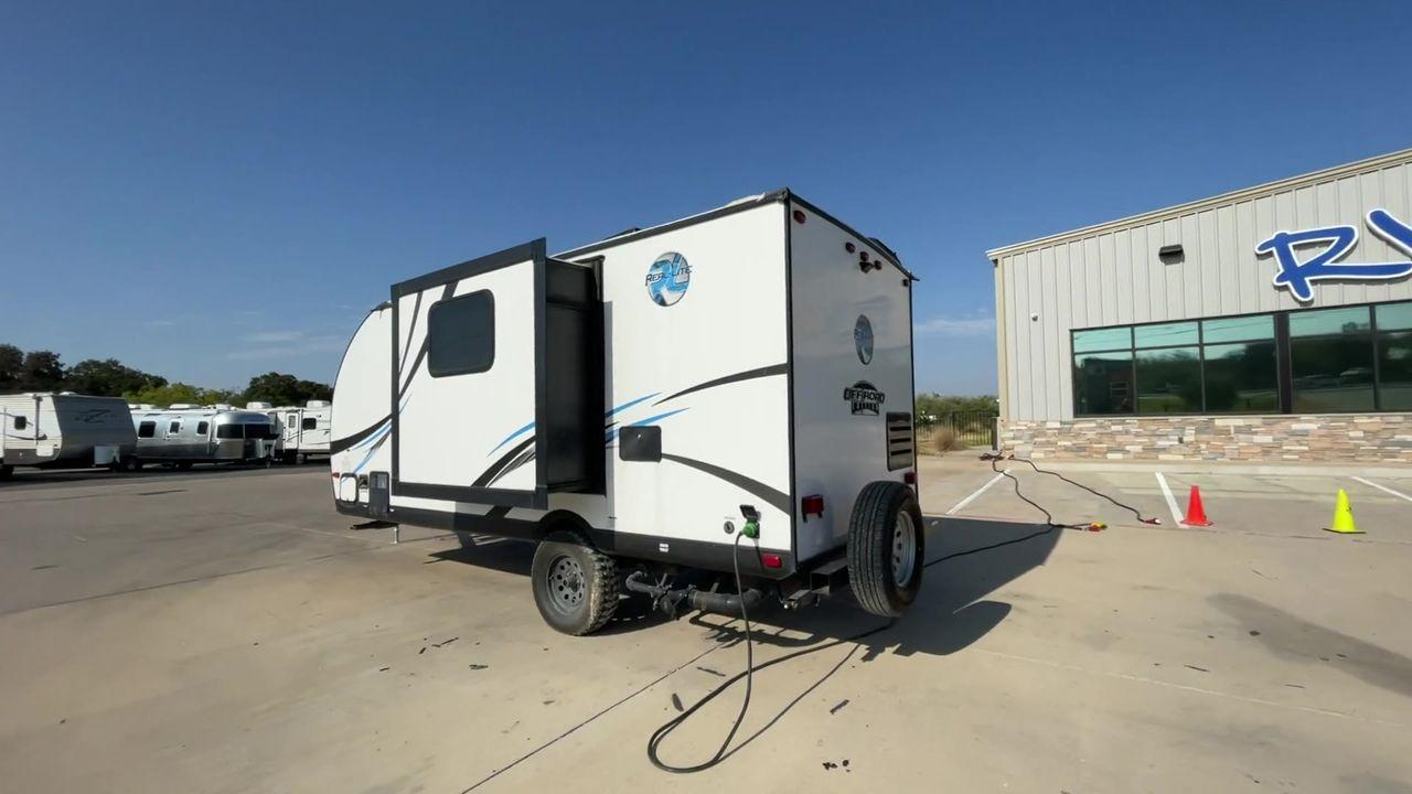 2018 WHITE REAL-LITE 181 (4X4TPAT18JN) , Length: 21.67 ft. | Dry Weight: 3,032 lbs. | Gross Weight: 3,906 lbs. | Slides: 1 transmission, located at 4319 N Main St, Cleburne, TX, 76033, (817) 678-5133, 32.385960, -97.391212 - The 2018 REAL-LITE 181 trailer by Forest River is a compact and versatile travel companion that redefines the essence of camping. With its thoughtfully designed 21-foot frame, this trailer is perfect for those seeking a balance between convenience and functionality. The REAL-LITE 181 boasts a smart - Photo #7