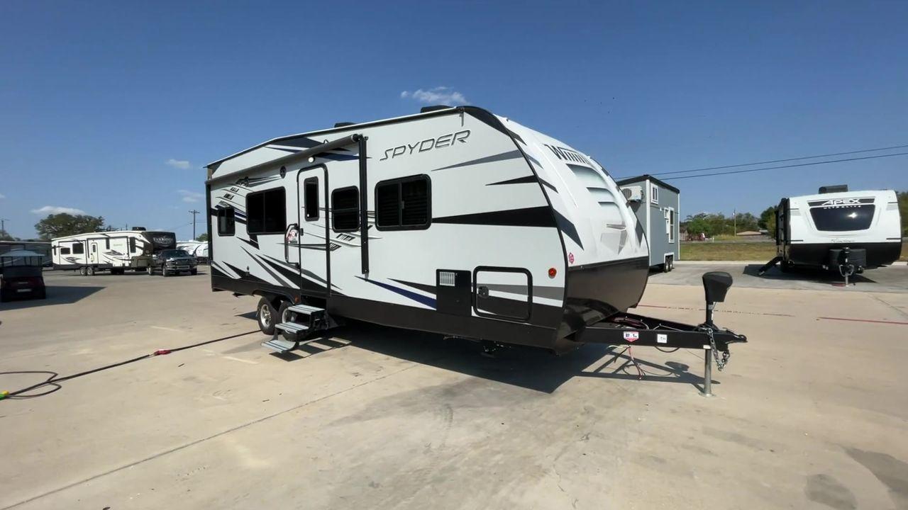 2020 WHITE WINNEBAGO SPYDER 23FB (54CUS1T21L4) , Length: 30.33 ft. | Dry Weight: 7,300 lbs. | Gross Weight: 11,300 lbs. | Slides: 0 transmission, located at 4319 N Main St, Cleburne, TX, 76033, (817) 678-5133, 32.385960, -97.391212 - With a length of 30 feet and a dry weight of 7,300 lbs, the 2020 Winnebago Spyder 23FB strikes the perfect balance between spaciousness and towing ease. Constructed with a durable aluminum body frame and fiberglass sidewalls, it offers exceptional durability and longevity on the road, ensuring that - Photo #3