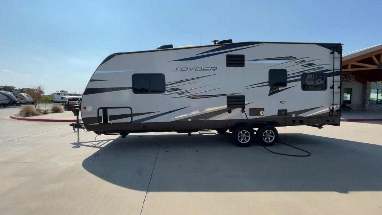 2020 WHITE WINNEBAGO SPYDER 23FB (54CUS1T21L4) , Length: 30.33 ft. | Dry Weight: 7,300 lbs. | Gross Weight: 11,300 lbs. | Slides: 0 transmission, located at 4319 N Main Street, Cleburne, TX, 76033, (817) 221-0660, 32.435829, -97.384178 - With a length of 30 feet and a dry weight of 7,300 lbs, the 2020 Winnebago Spyder 23FB strikes the perfect balance between spaciousness and towing ease. Constructed with a durable aluminum body frame and fiberglass sidewalls, it offers exceptional durability and longevity on the road, ensuring that - Photo #6