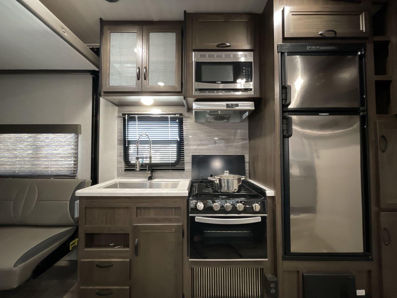 2020 WHITE WINNEBAGO SPYDER 23FB (54CUS1T21L4) , Length: 30.33 ft. | Dry Weight: 7,300 lbs. | Gross Weight: 11,300 lbs. | Slides: 0 transmission, located at 4319 N Main Street, Cleburne, TX, 76033, (817) 221-0660, 32.435829, -97.384178 - With a length of 30 feet and a dry weight of 7,300 lbs, the 2020 Winnebago Spyder 23FB strikes the perfect balance between spaciousness and towing ease. Constructed with a durable aluminum body frame and fiberglass sidewalls, it offers exceptional durability and longevity on the road, ensuring that - Photo #10