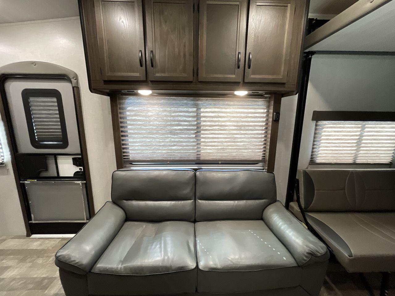 2020 WHITE WINNEBAGO SPYDER 23FB (54CUS1T21L4) , Length: 30.33 ft. | Dry Weight: 7,300 lbs. | Gross Weight: 11,300 lbs. | Slides: 0 transmission, located at 4319 N Main St, Cleburne, TX, 76033, (817) 678-5133, 32.385960, -97.391212 - With a length of 30 feet and a dry weight of 7,300 lbs, the 2020 Winnebago Spyder 23FB strikes the perfect balance between spaciousness and towing ease. Constructed with a durable aluminum body frame and fiberglass sidewalls, it offers exceptional durability and longevity on the road, ensuring that - Photo #11