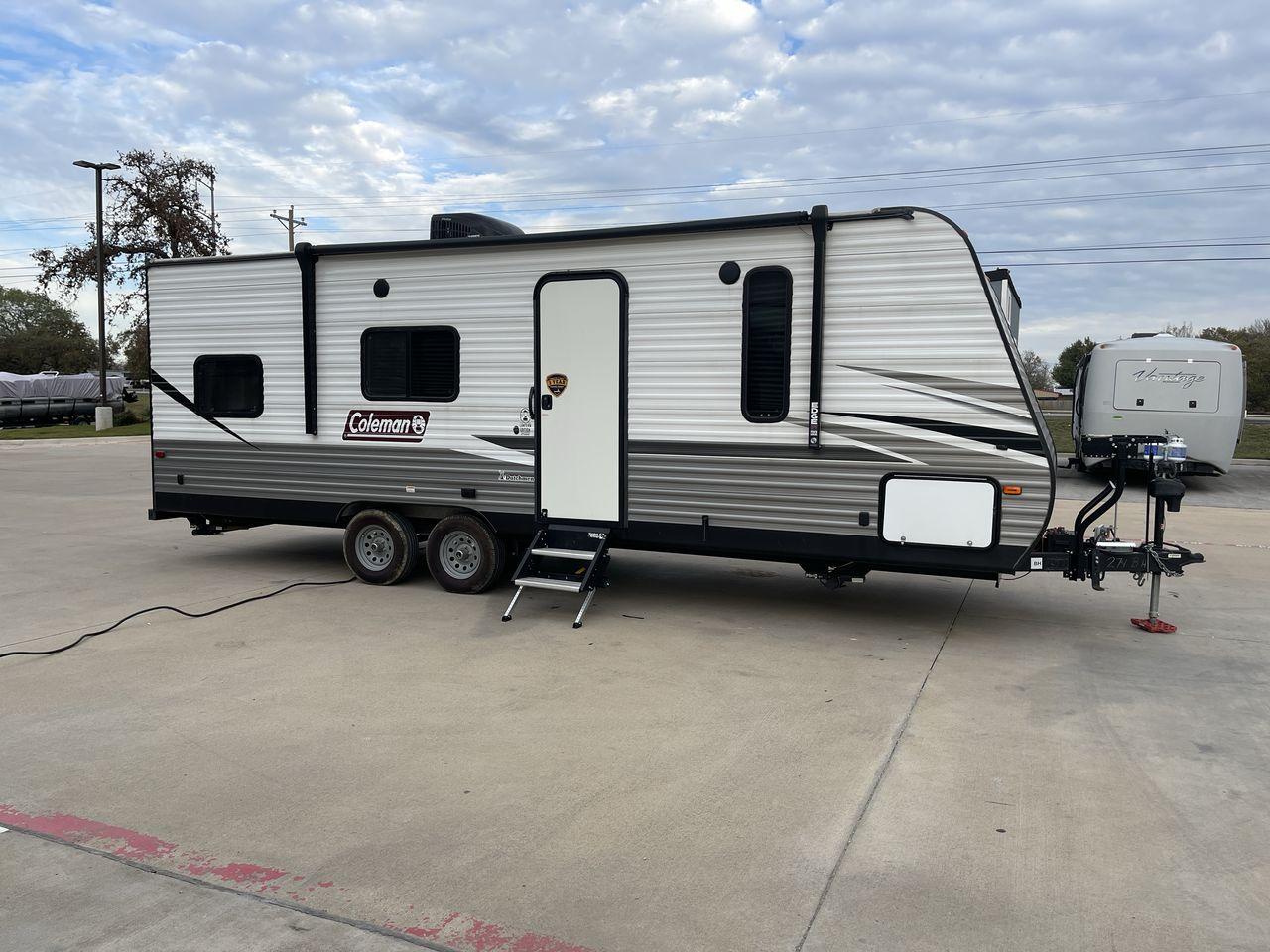 2021 WHITE KEYSTONE COLEMAN 274BH (4YDT27429MH) , Length: 28.58 ft. | Dry Weight: 4,789 lbs. | Slides: 0 transmission, located at 4319 N Main St, Cleburne, TX, 76033, (817) 678-5133, 32.385960, -97.391212 - Set out on an adventure-filled, comfortable journey in the 2021 Keystone Coleman 274BH travel trailer. Families looking for a fun and memorable camping trip will love this well-designed and adaptable travel companion. The dimensions of this unit are 28.58 ft in length, 8 ft in width, and 10.33 ft - Photo #22