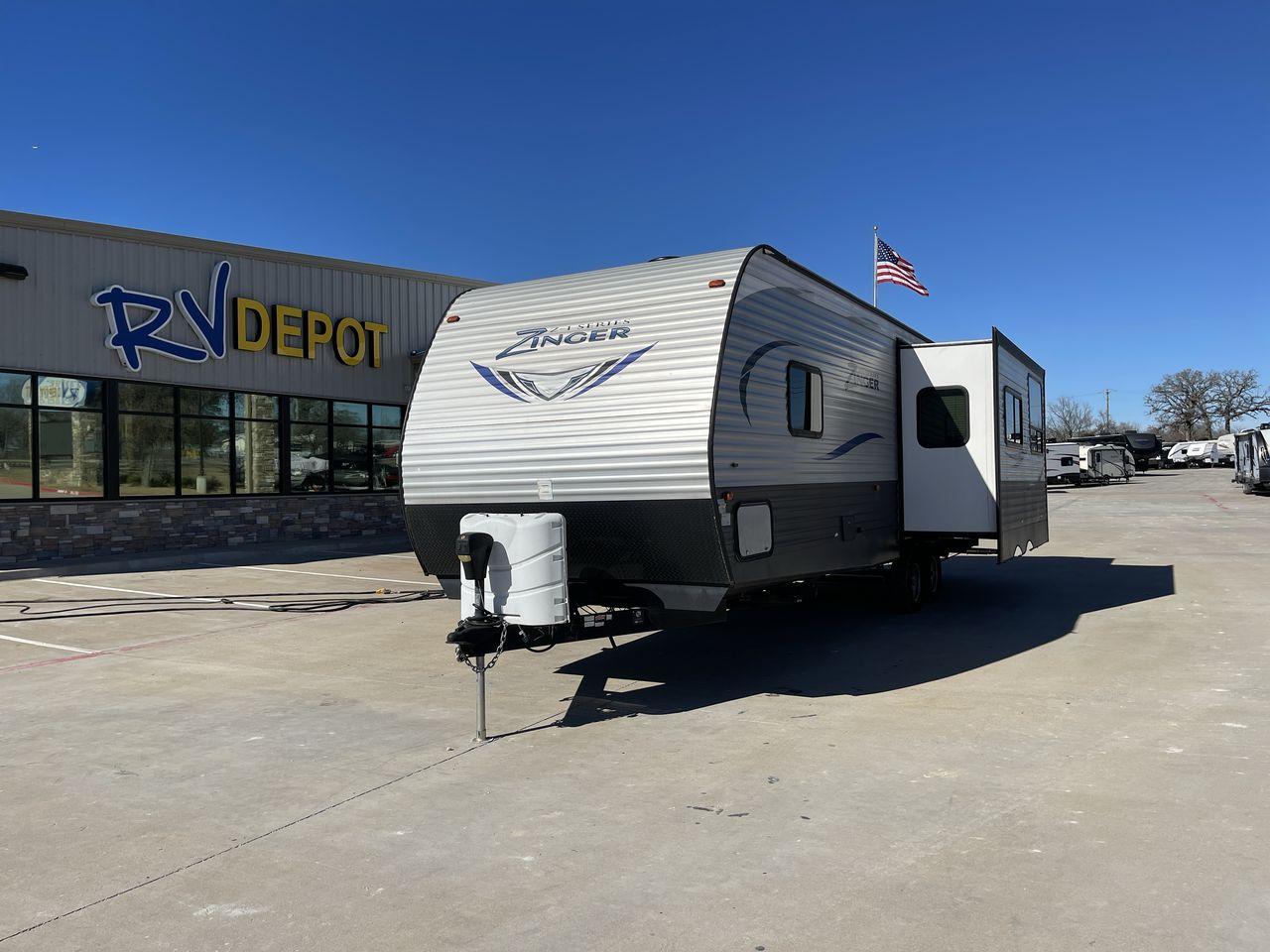 2018 WHITE KEYSTONE ZINGER 280RK (4YDT28021JS) , Length: 32.92 ft. | Dry Weight: 6,570 lbs. | Gross Weight: 9,610 lbs. | Slides: 1 transmission, located at 4319 N Main St, Cleburne, TX, 76033, (817) 678-5133, 32.385960, -97.391212 - Prepare a campout with the family this weekend in this 2018 Keystone Zinger 280RK travel trailer. It features amenities that serve you domestic comfort and convenience on the road! This unit measures 32.92 ft in length, 8 ft in width, 11.17 ft in height, and 6.75 ft in interior height. It has a dry - Photo #0